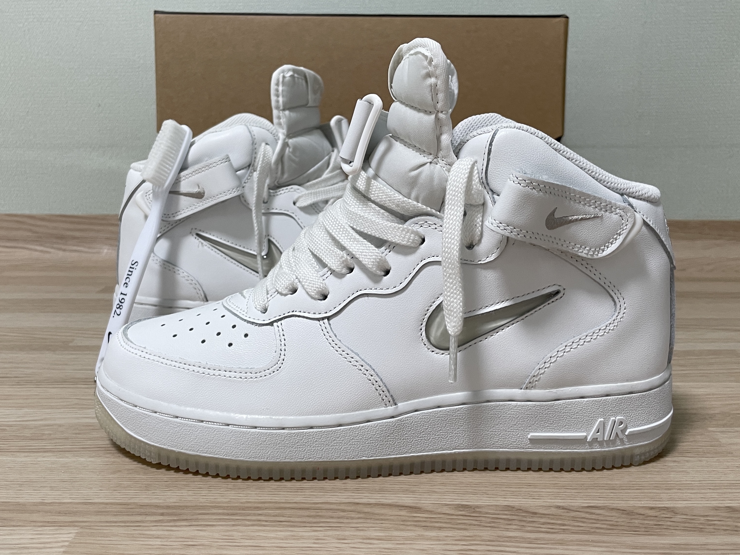 Nike Air Force 1 Mid '07 Color of the Month Summit White 착용 스타일 - 2