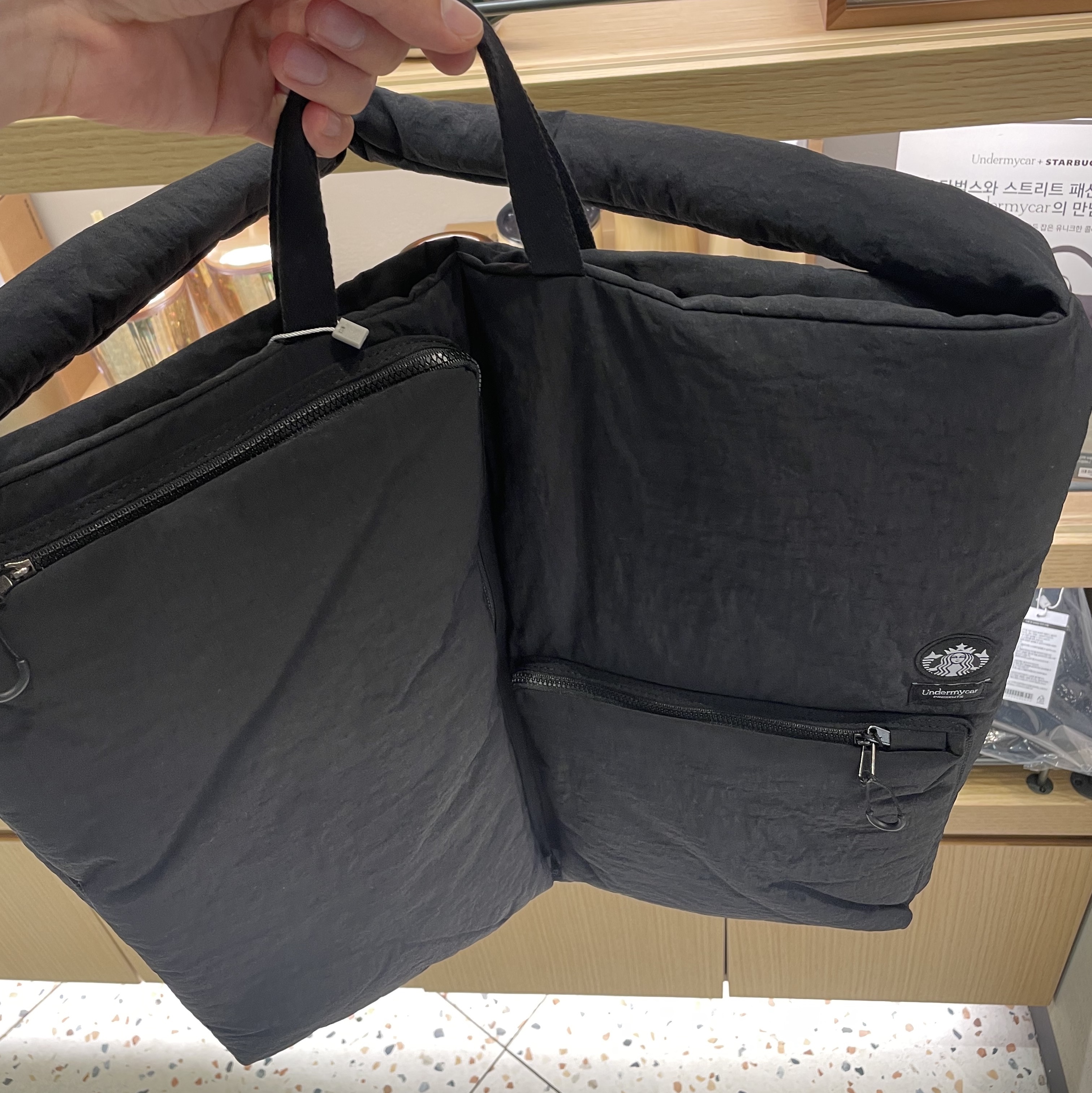Undermycar x Starbucks Overmybag Black 착용 스타일
