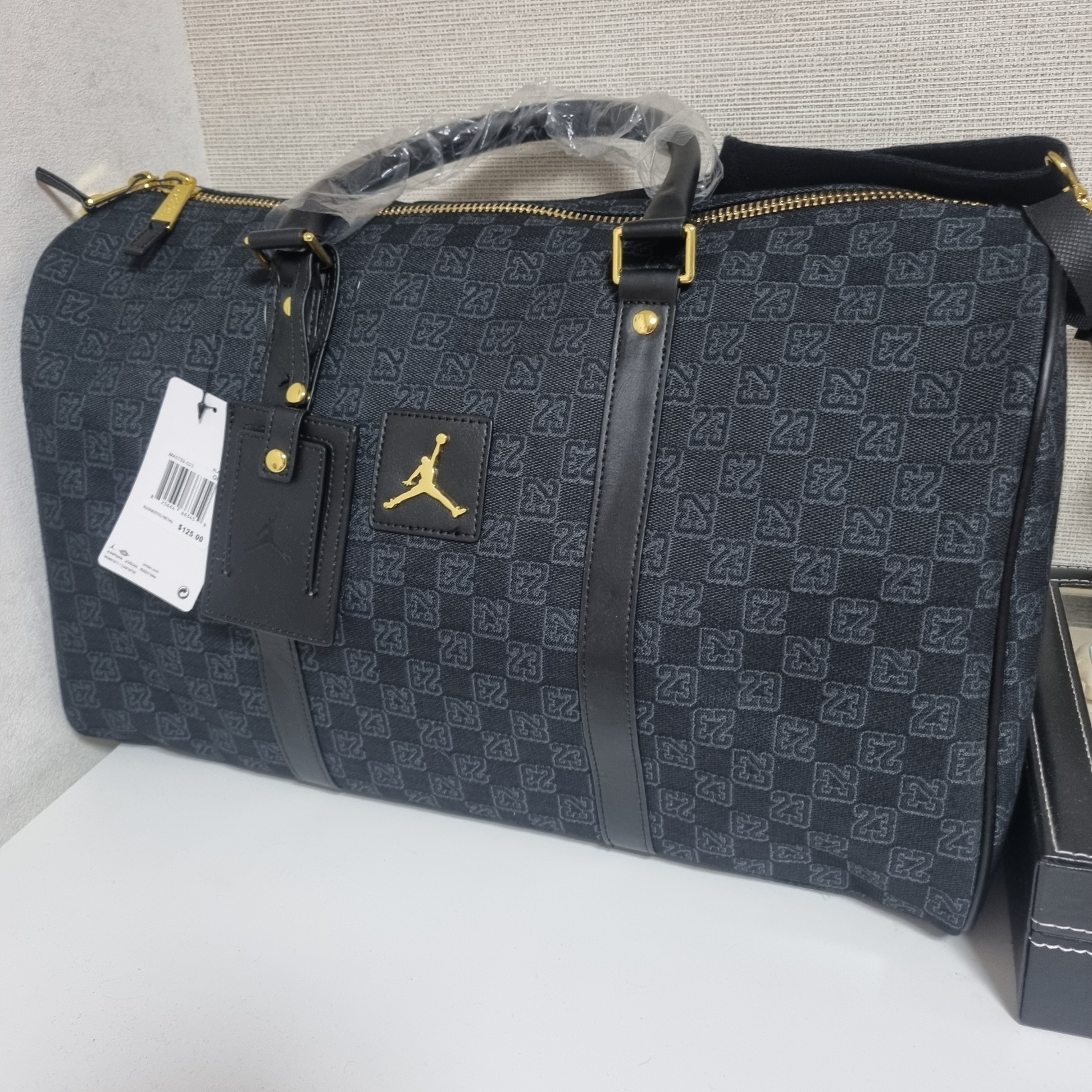 Jordan Monogram Duffle Bag Black (MA0759-023) 착용 스타일