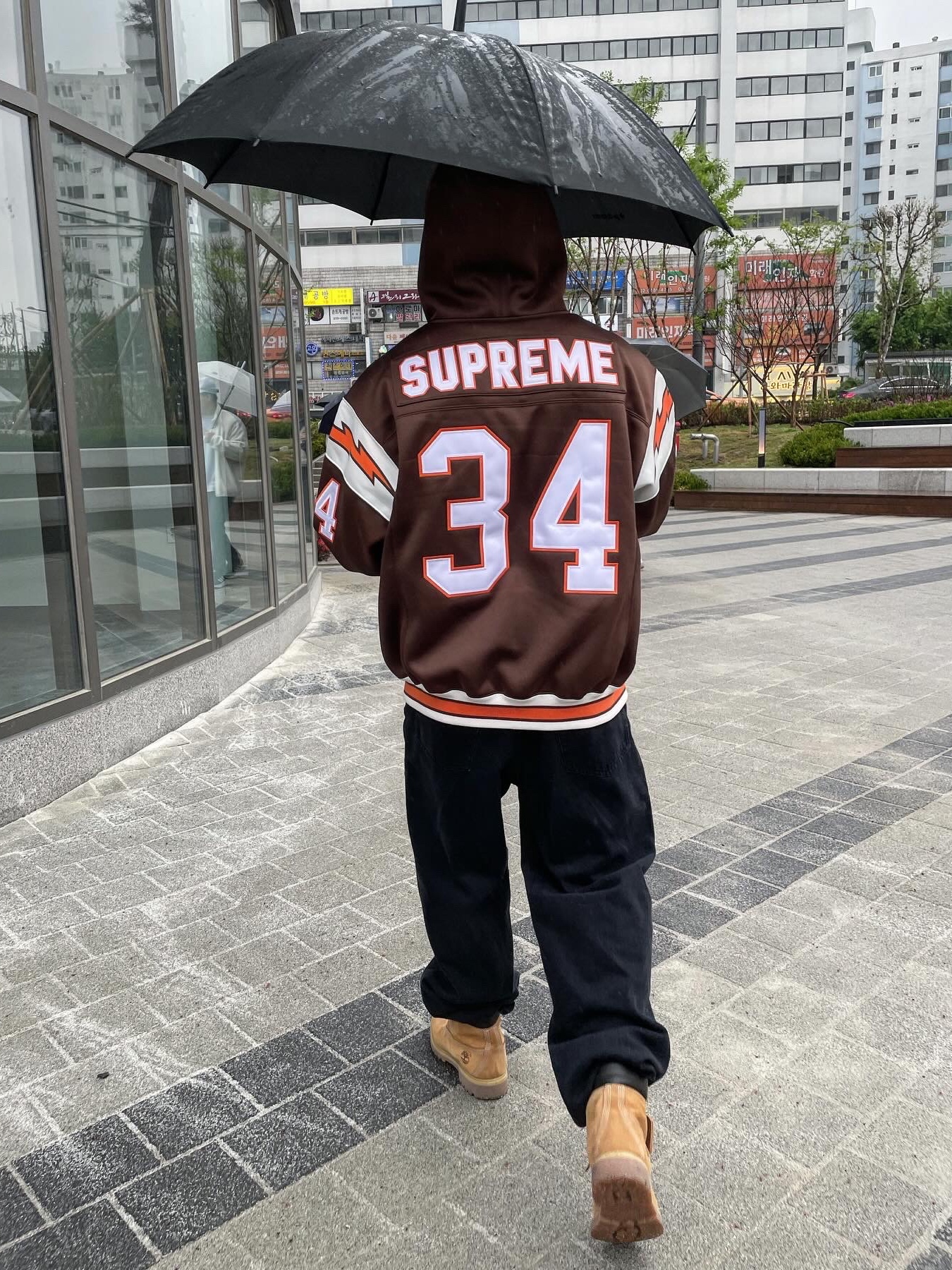 Supreme Baggy Jean Black - 24SS, Supreme Football Zip Up Hooded Sweatshirt Brown - 24SS 착용 스타일 - 2