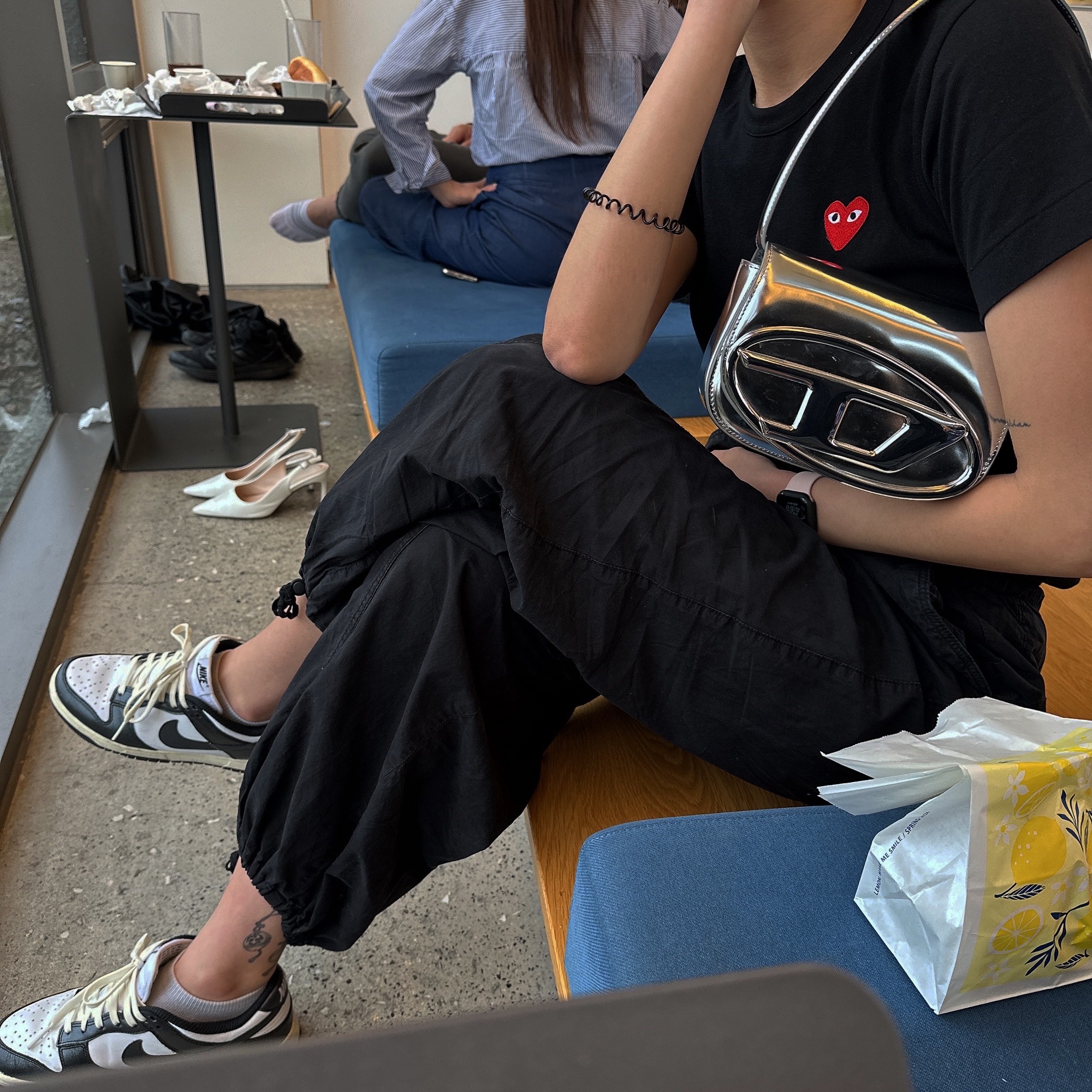 Nike Dunk Low Retro Black, Play Comme des Garcons Red Heart T-Shirt Black 착용 스타일 - 1