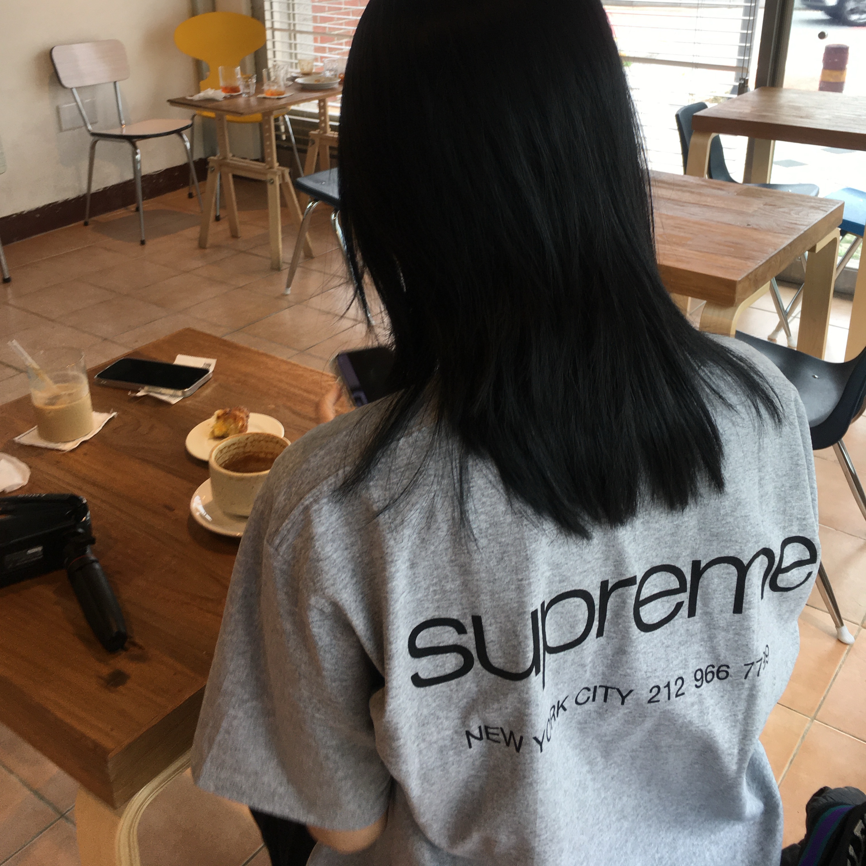 Supreme NYC T-Shirt Heather Grey - 23FW 착용 스타일