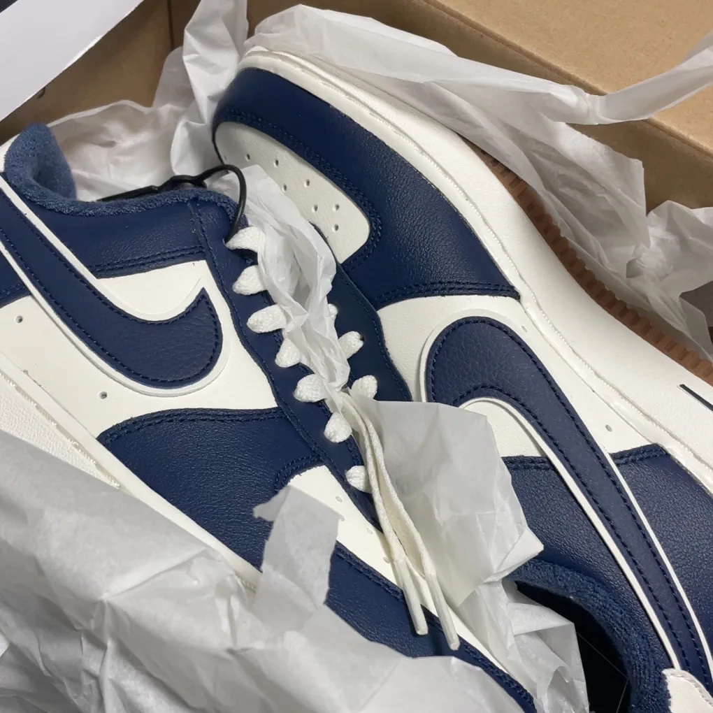 Nike Air Force 1 '07 LV8 Midnight Navy 착용 스타일