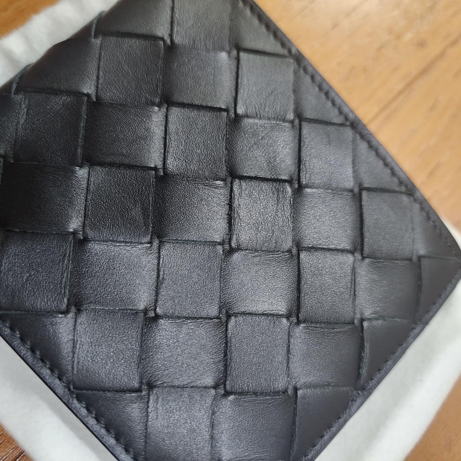 Bottega Veneta Bi-Fold Wallet Black 착용 스타일 - 6