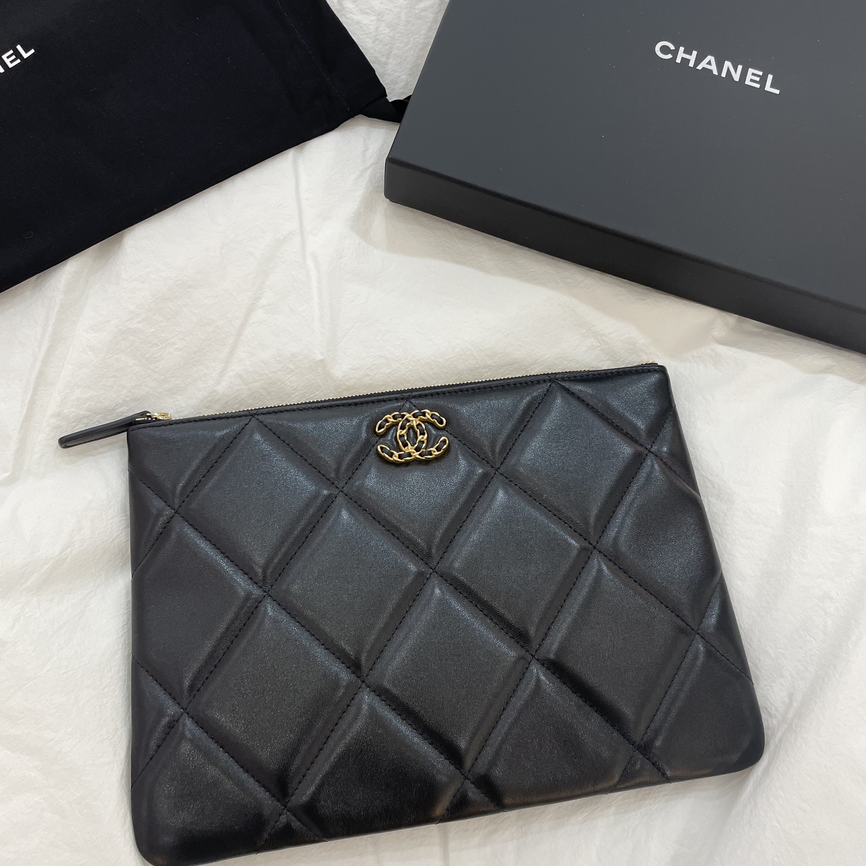 Chanel 19 Pouch Lambskin & Gold Black 착용 스타일
