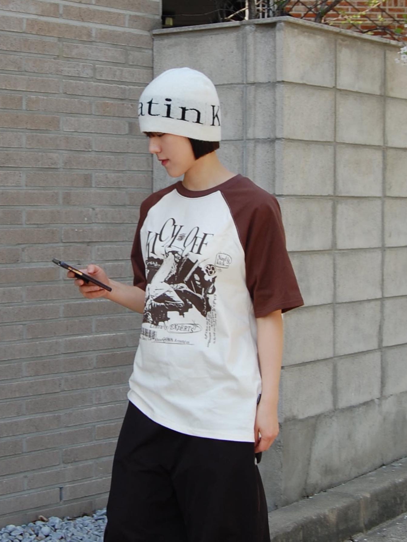 Matin Kim Logo Jacquard Short Beanie White 착용 스타일 - 2