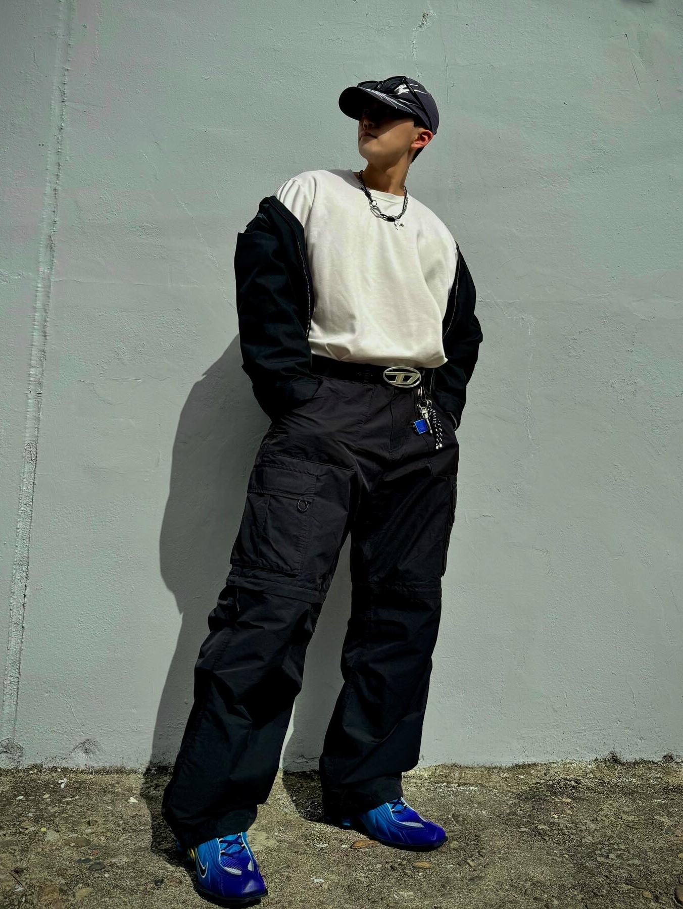 Nike x Martine Rose Shox MR4 Scuba Blue, Diesel B-1DR Leather Belt with D Buckle Black 착용 스타일 - 4
