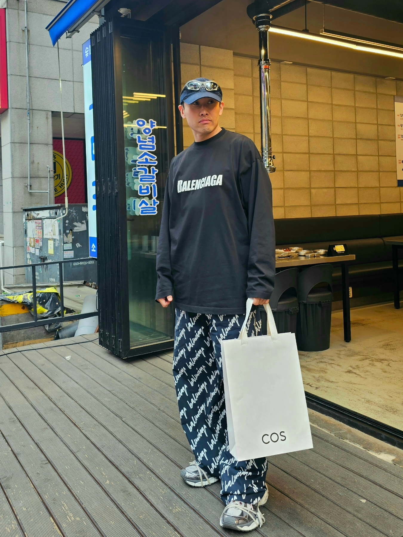 (W) Balenciaga Scribble Pyjama Pants White, Balenciaga Unity Snowboard Cap Navy Blue 착용 스타일 - 4