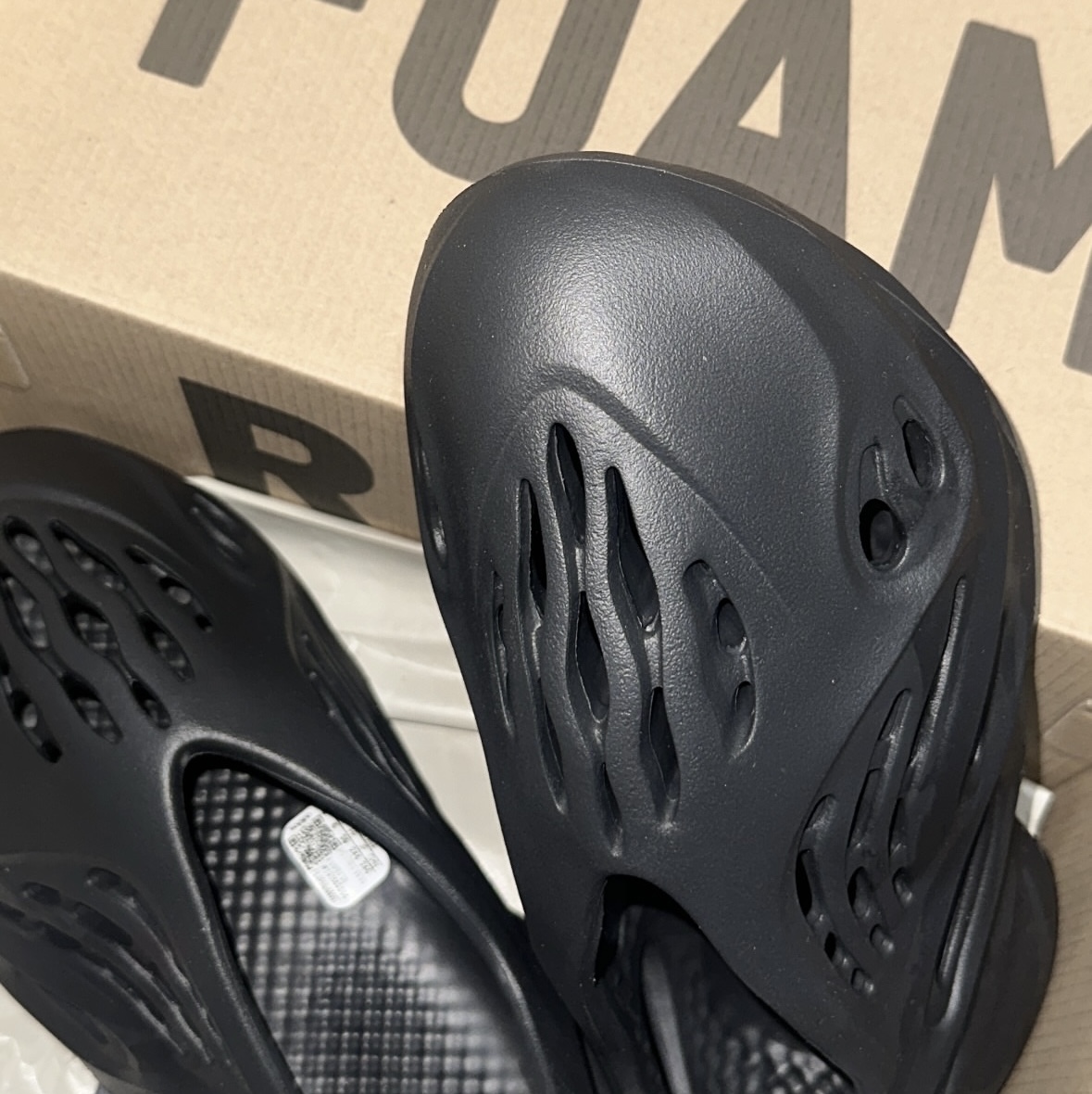 Adidas Yeezy Foam RNNR Onyx 착용 스타일