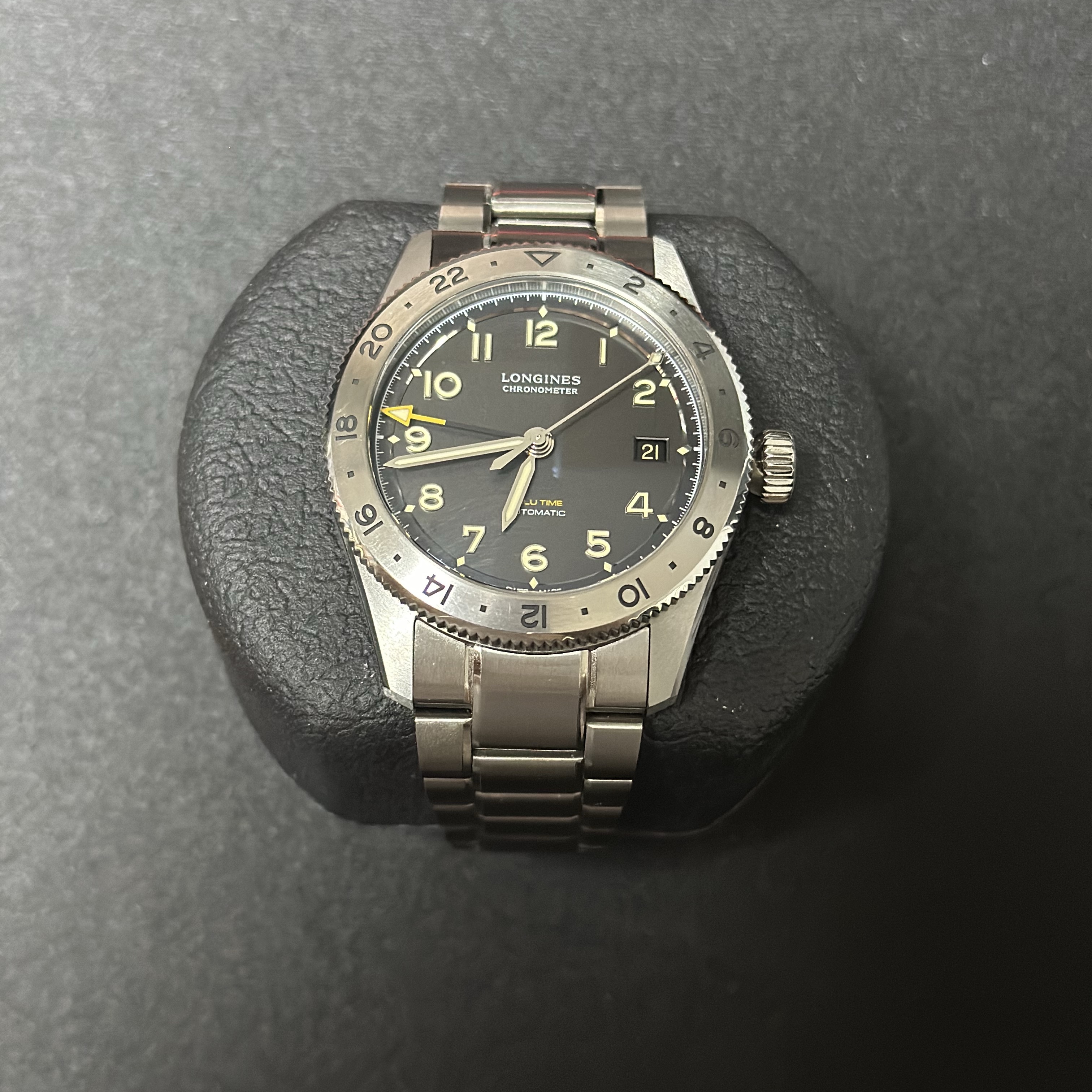 Longines x Hodinkee Limited Edition Spirit Zulu Time Automatic Titanium Washed Black 착용 스타일 - 1