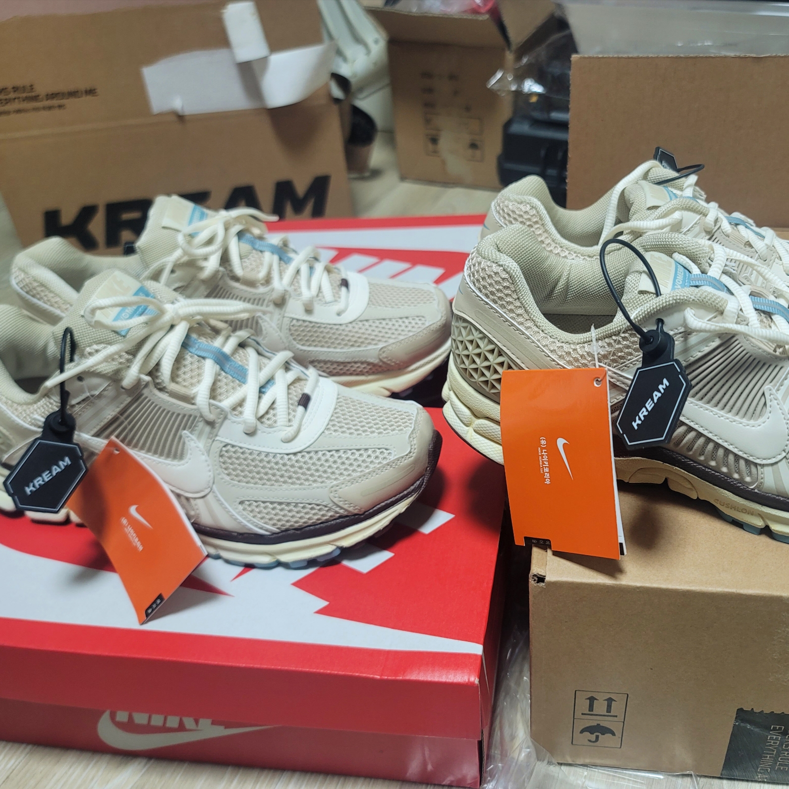 (W) Nike Zoom Vomero 5 Oatmeal 착용 스타일 - 1