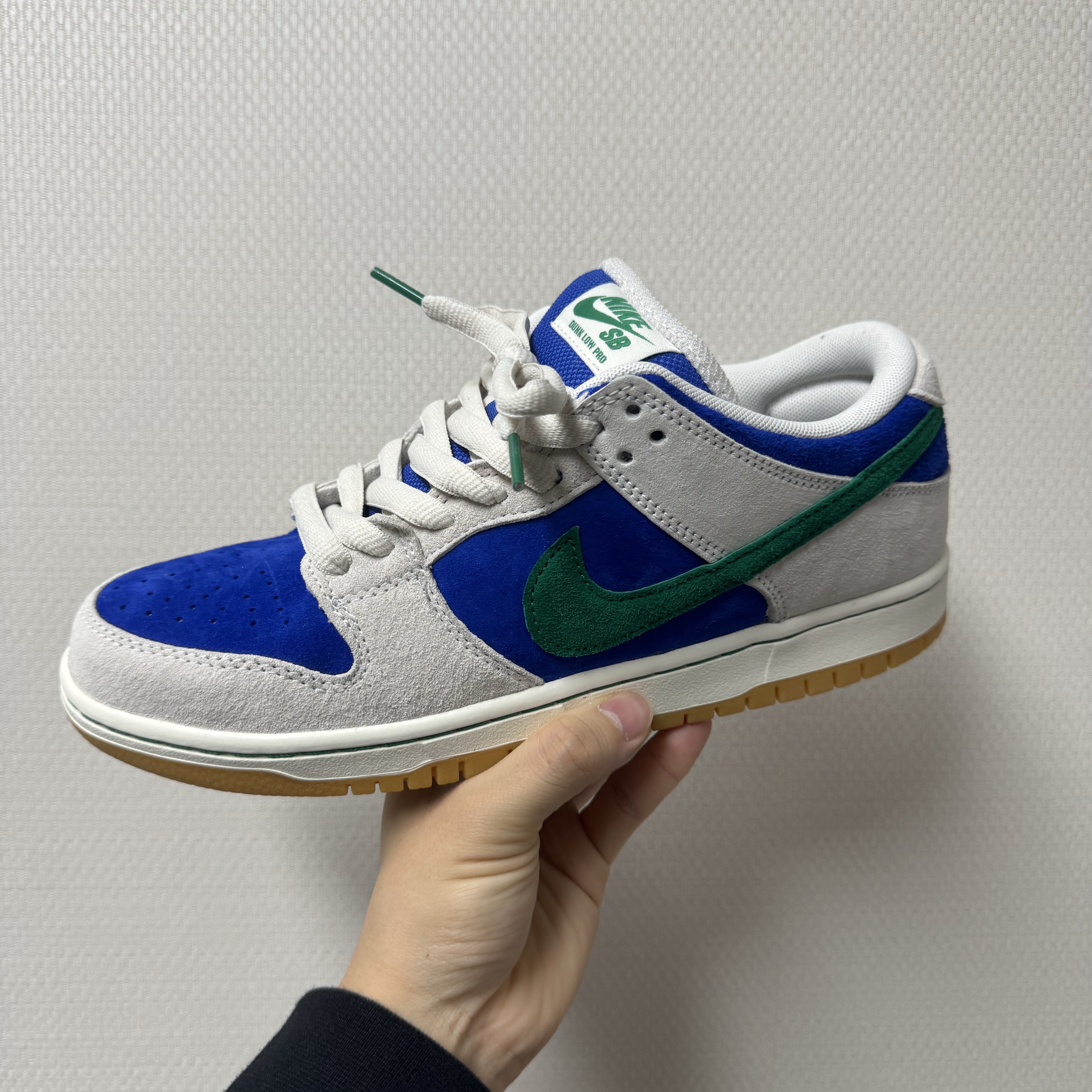 Nike SB Dunk Low Pro Phantom and Hyper Royal 착용 스타일