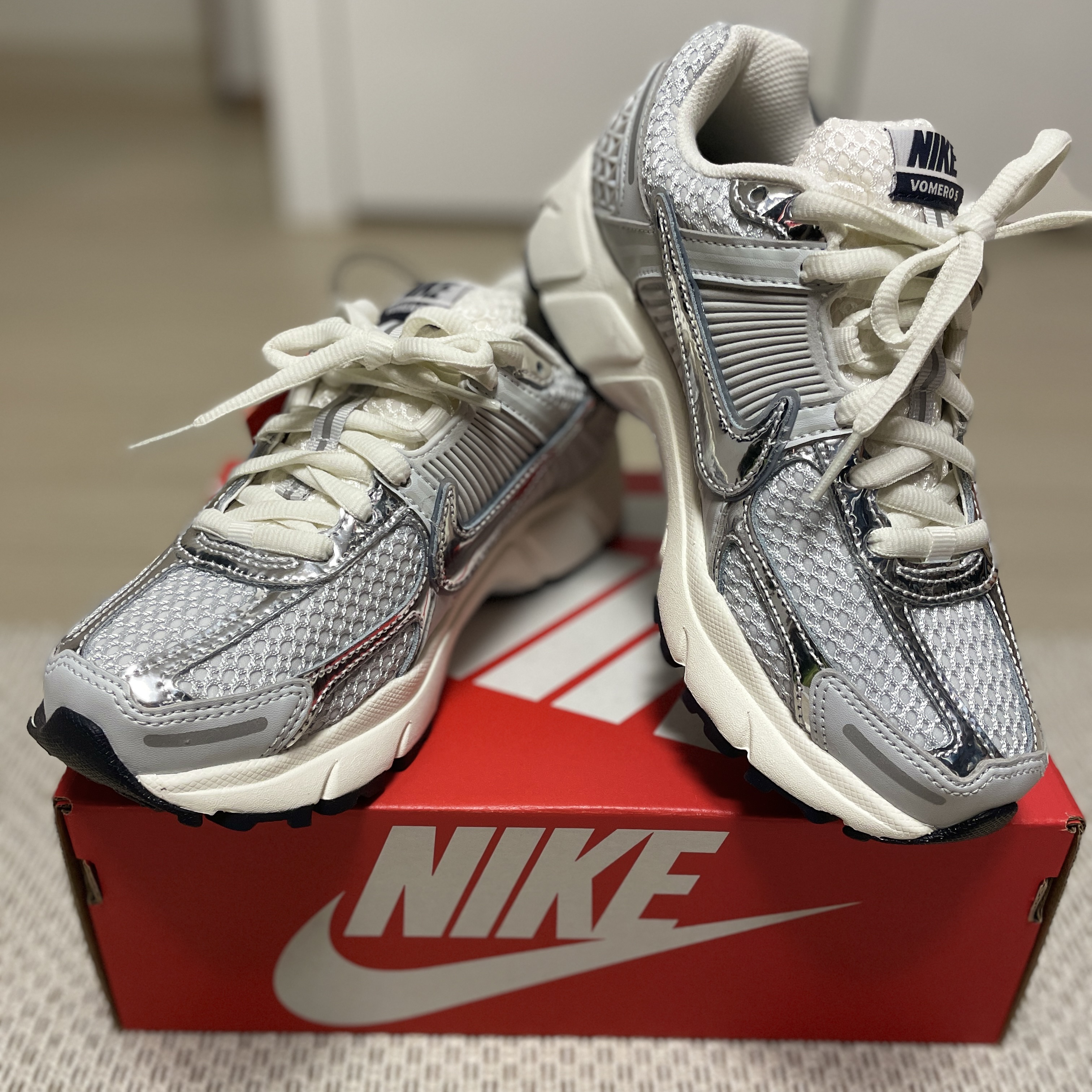 (W) Nike Zoom Vomero 5 Photon Dust and Metallic Silver 착용 스타일 - 1