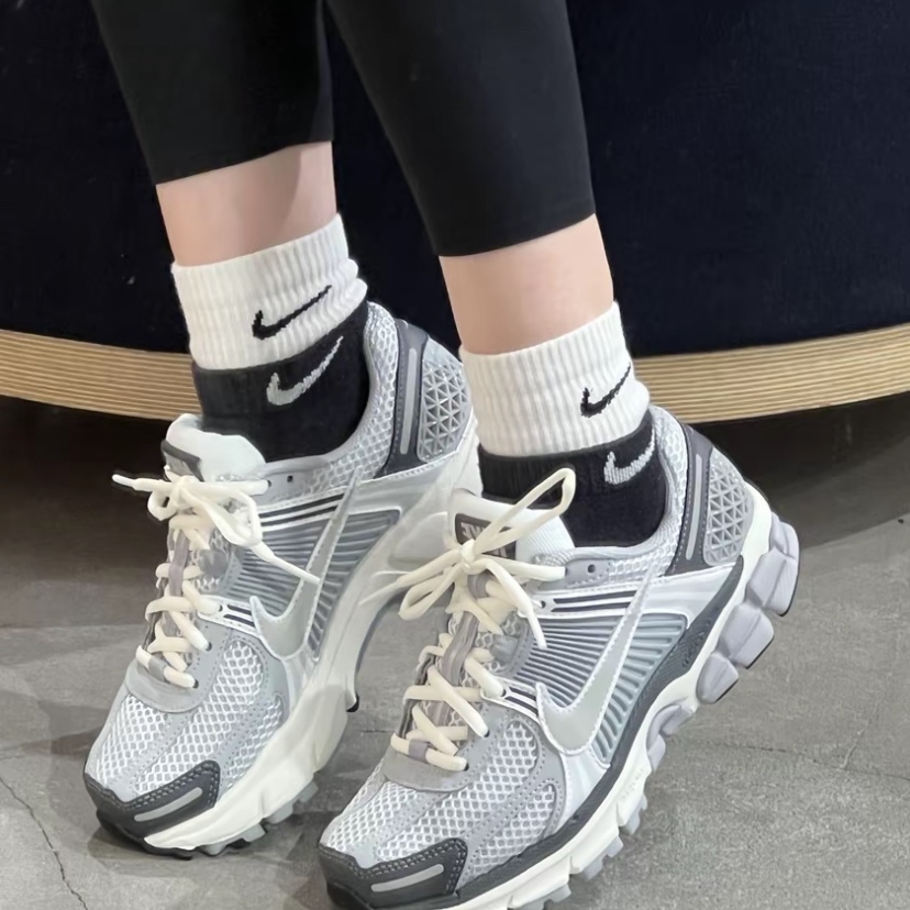 (W) Nike Zoom Vomero 5 Pure Platinum Metallic Silver 착용 스타일