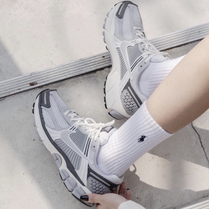 (W) Nike Zoom Vomero 5 Pure Platinum Metallic Silver 착용 스타일
