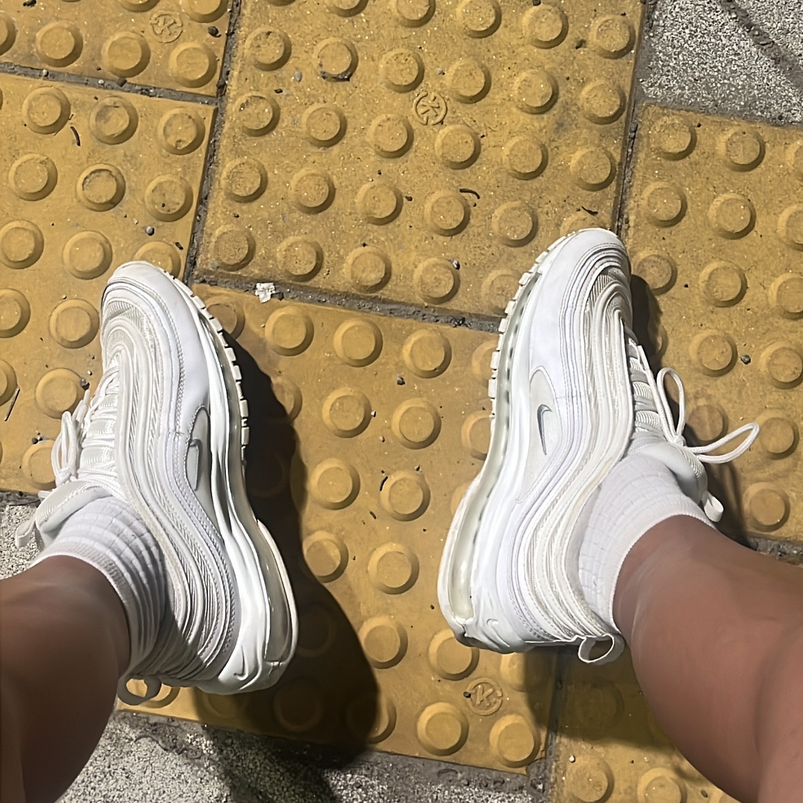 Nike Air Max 97 Triple White Wolf Grey 착용 스타일