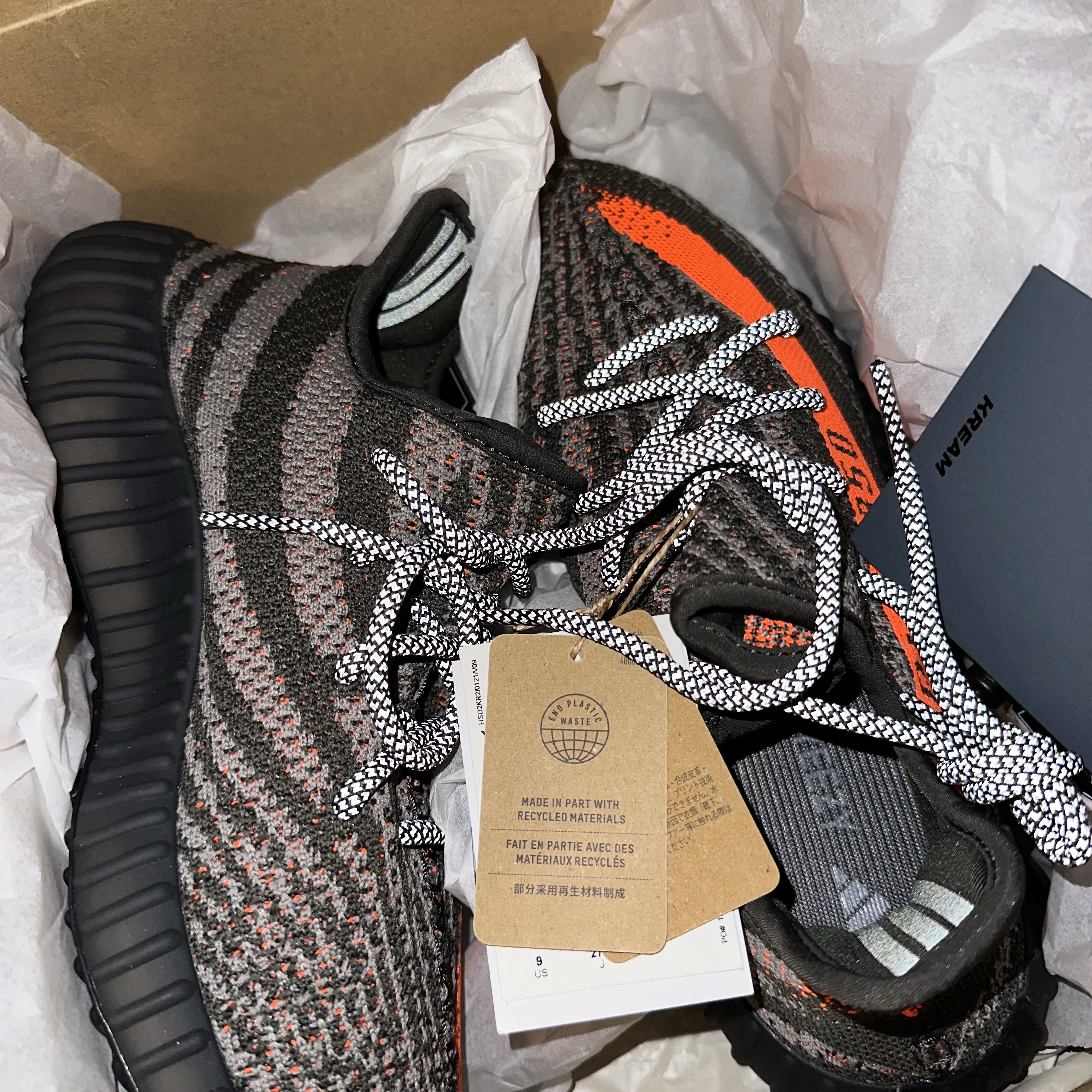 Adidas Yeezy Boost 350 V2 Carbon Beluga 착용 스타일 - 1