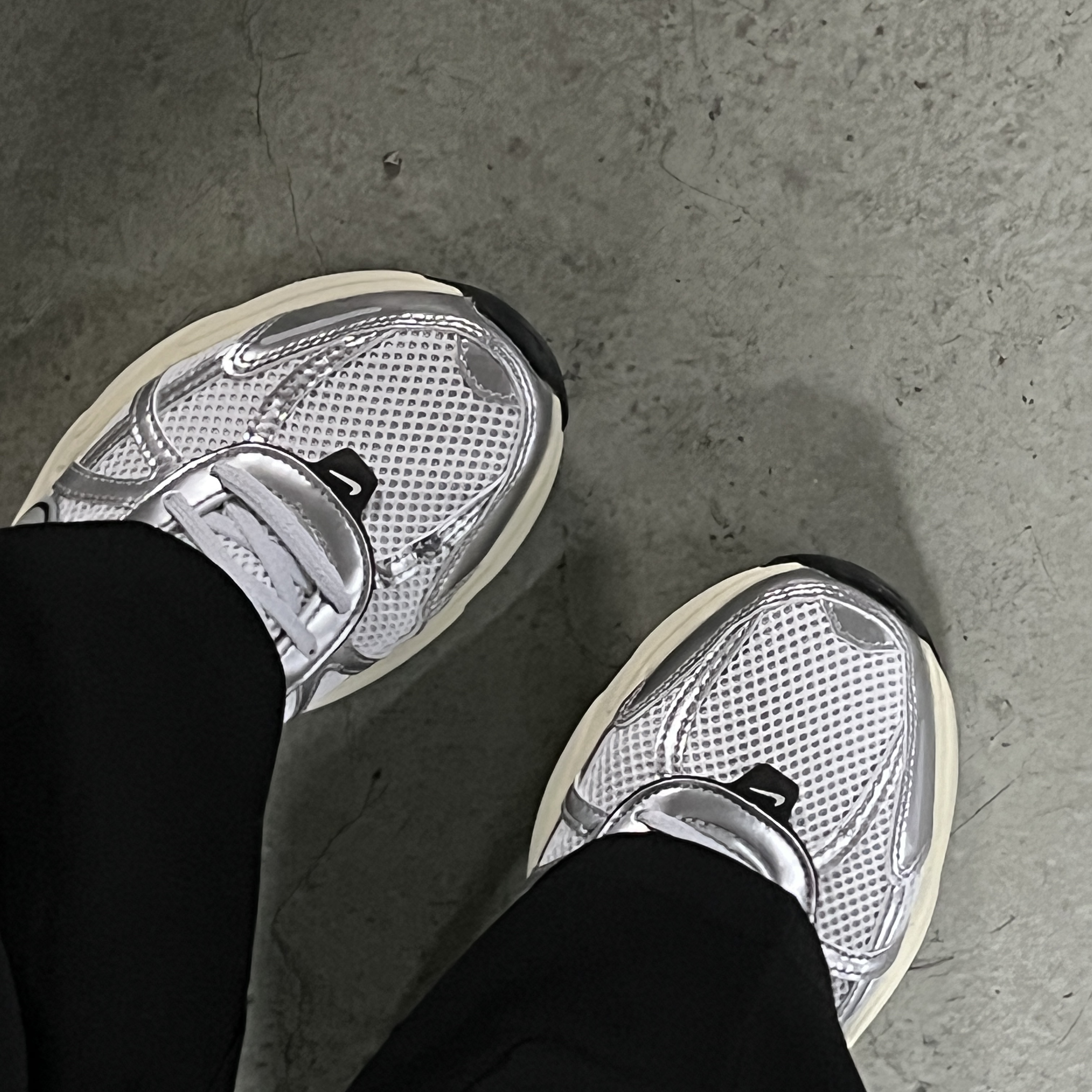 Nike V2K Run Summit White Metallic Silver 착용 스타일 - 2