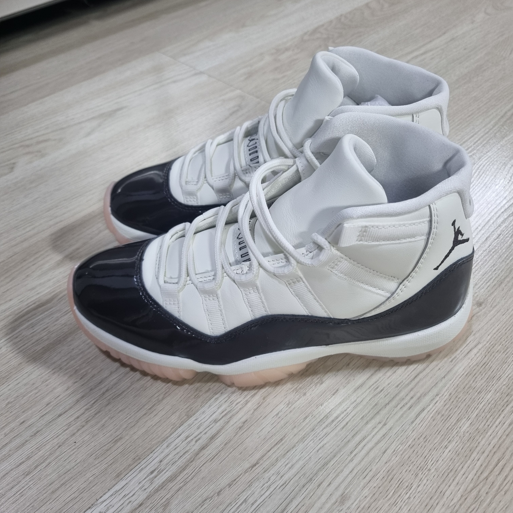 (W) Jordan 11 Retro Neapolitan 착용 스타일