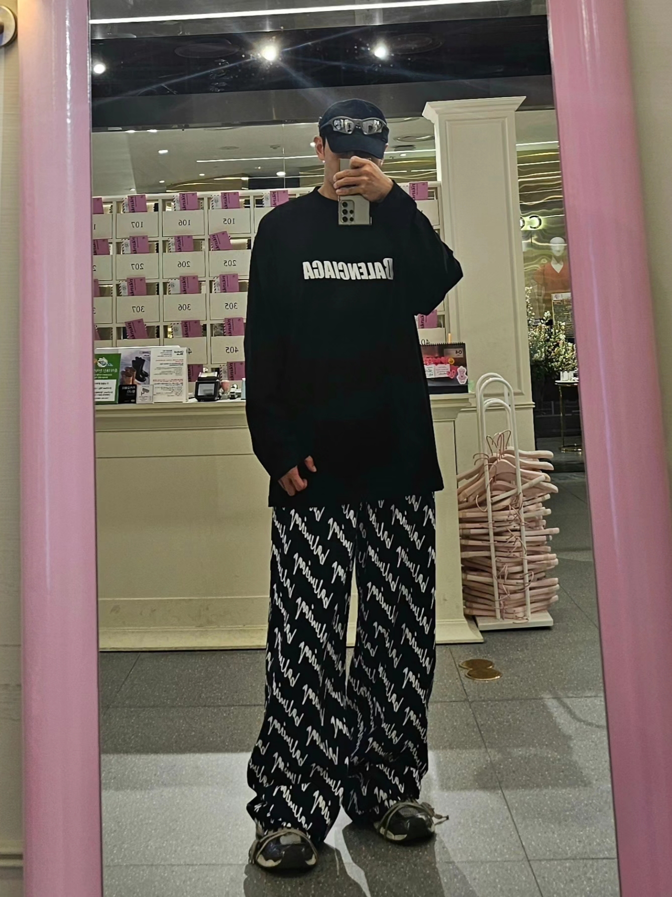 (W) Balenciaga Scribble Pyjama Pants White, Balenciaga Unity Snowboard Cap Navy Blue 착용 스타일 - 6