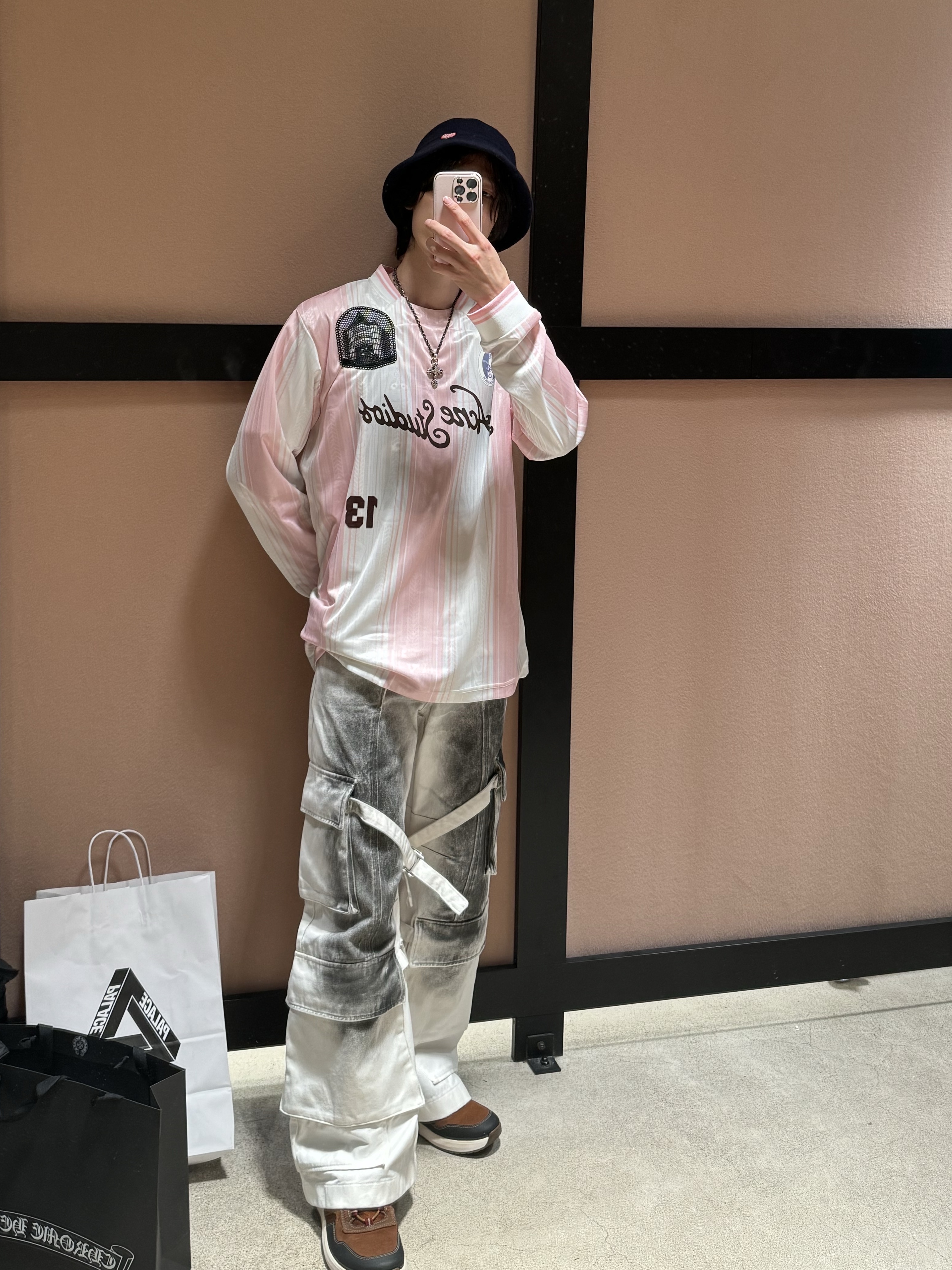 Acne Studios Logo Long Sleeve T-Shirt Pink White, Human Made Knit Bucket Hat Navy 착용 스타일 - 2