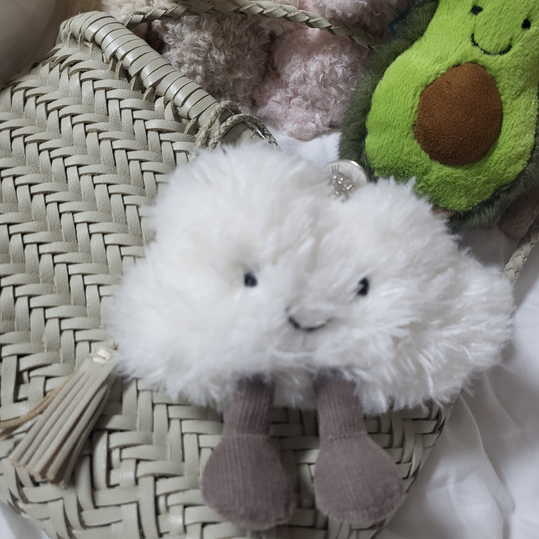 Jellycat Amuseable Cloud Bag Charm White 착용 스타일