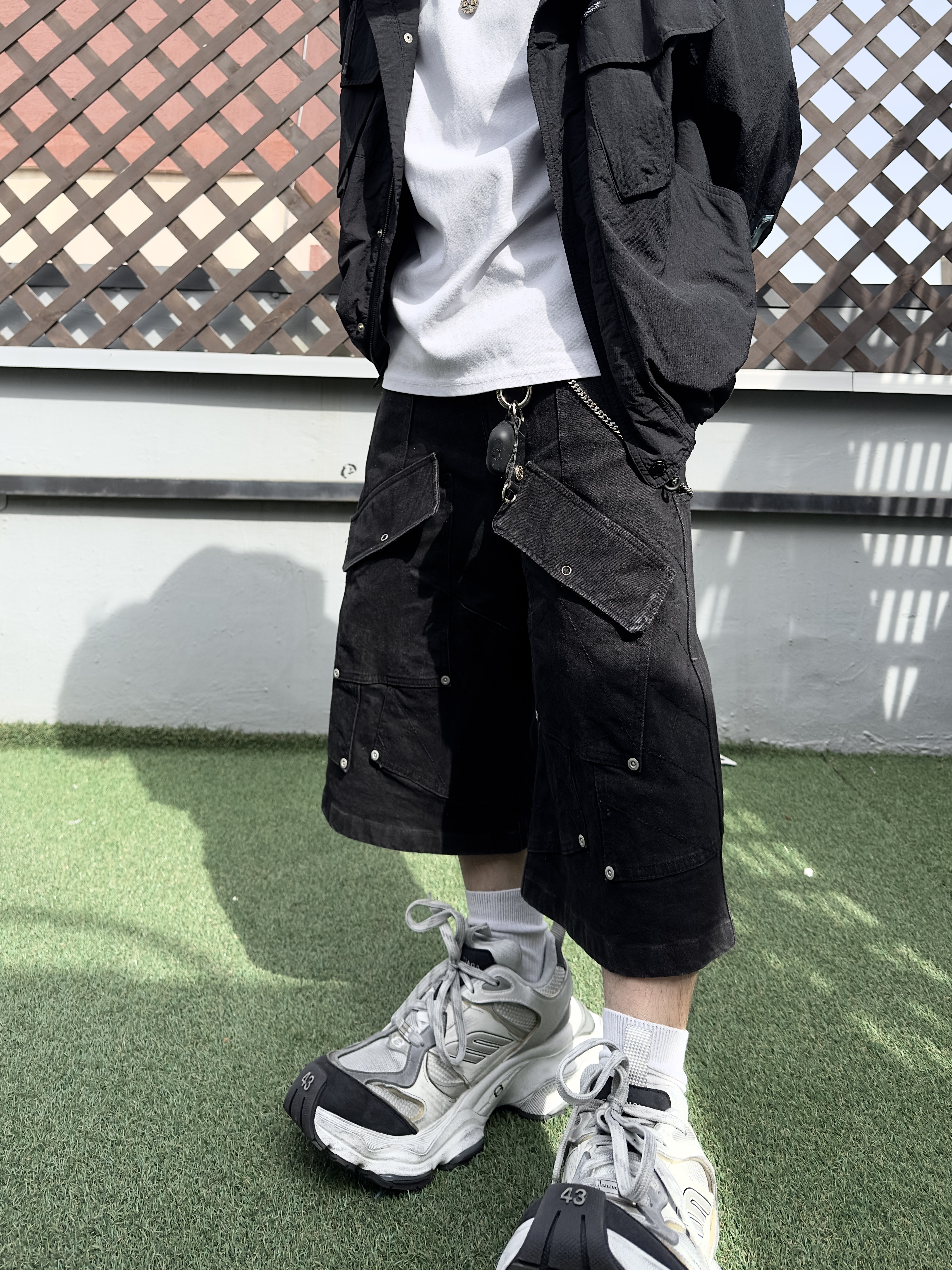 Balenciaga Cargo Sneakers White Grey 착용 스타일 - 2