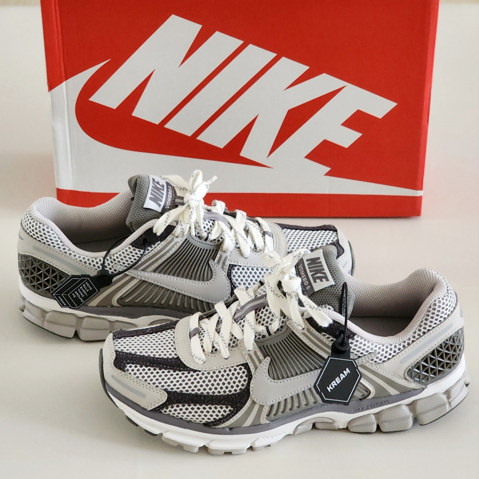 Nike Zoom Vomero 5 PRM Light Iron Ore and Flat Fewter 착용 스타일