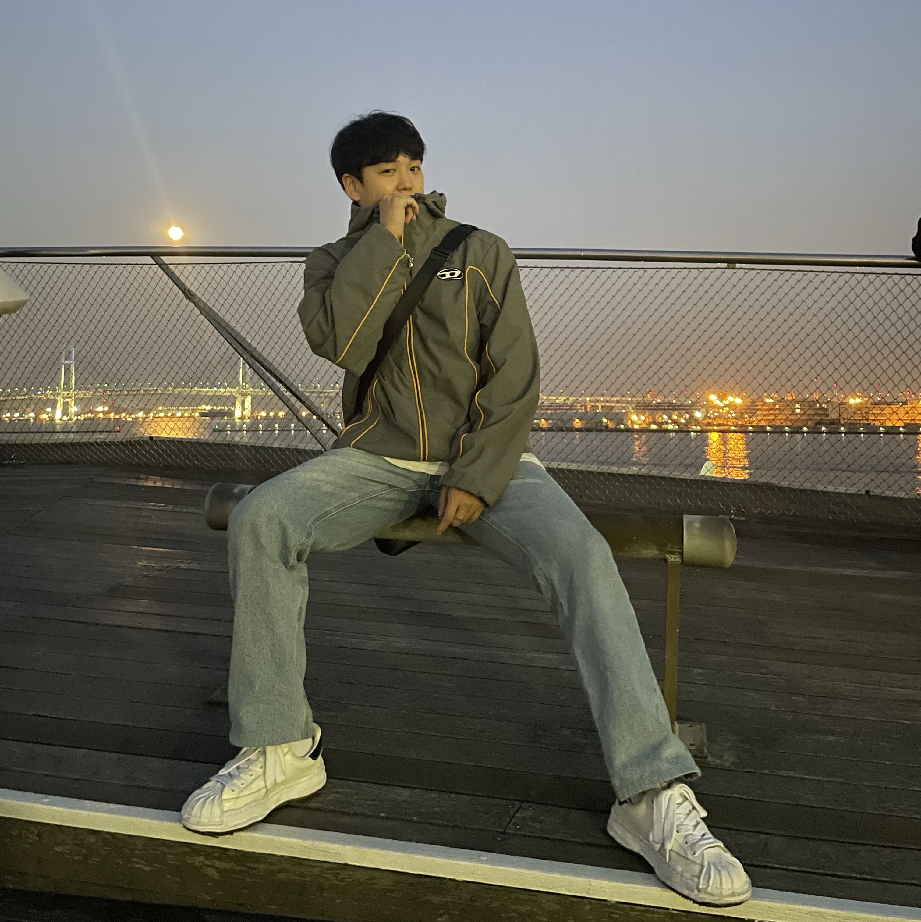 Diesel J-Hives Windbreaker with Contrast Piping Grey, Maison Mihara Yasuhiro Blakey OG Sole Leather Low-top Sneakers White 착용 스타일