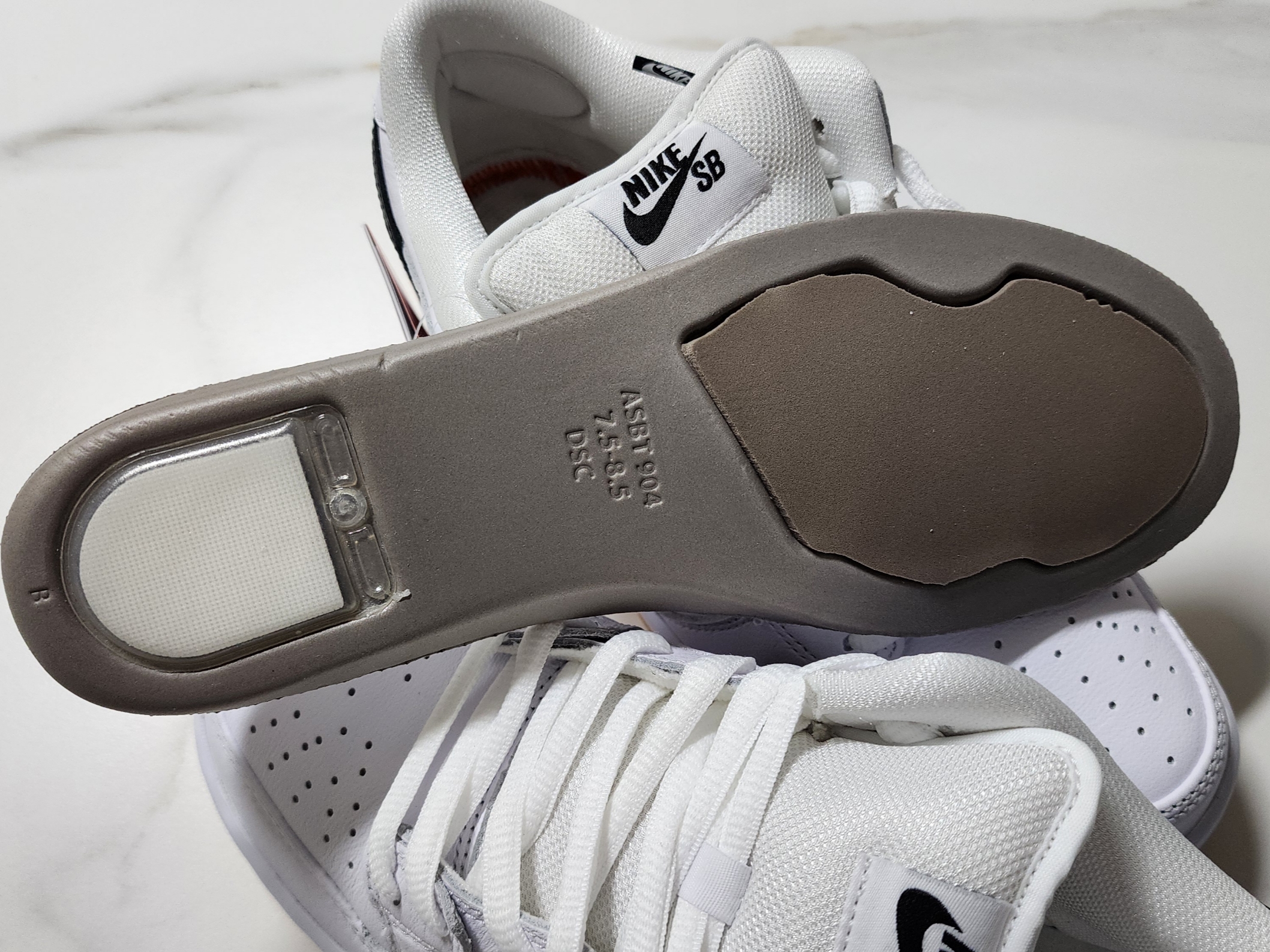 Nike SB Dunk Low Pro White and Gum Light Brown 착용 스타일 - 5