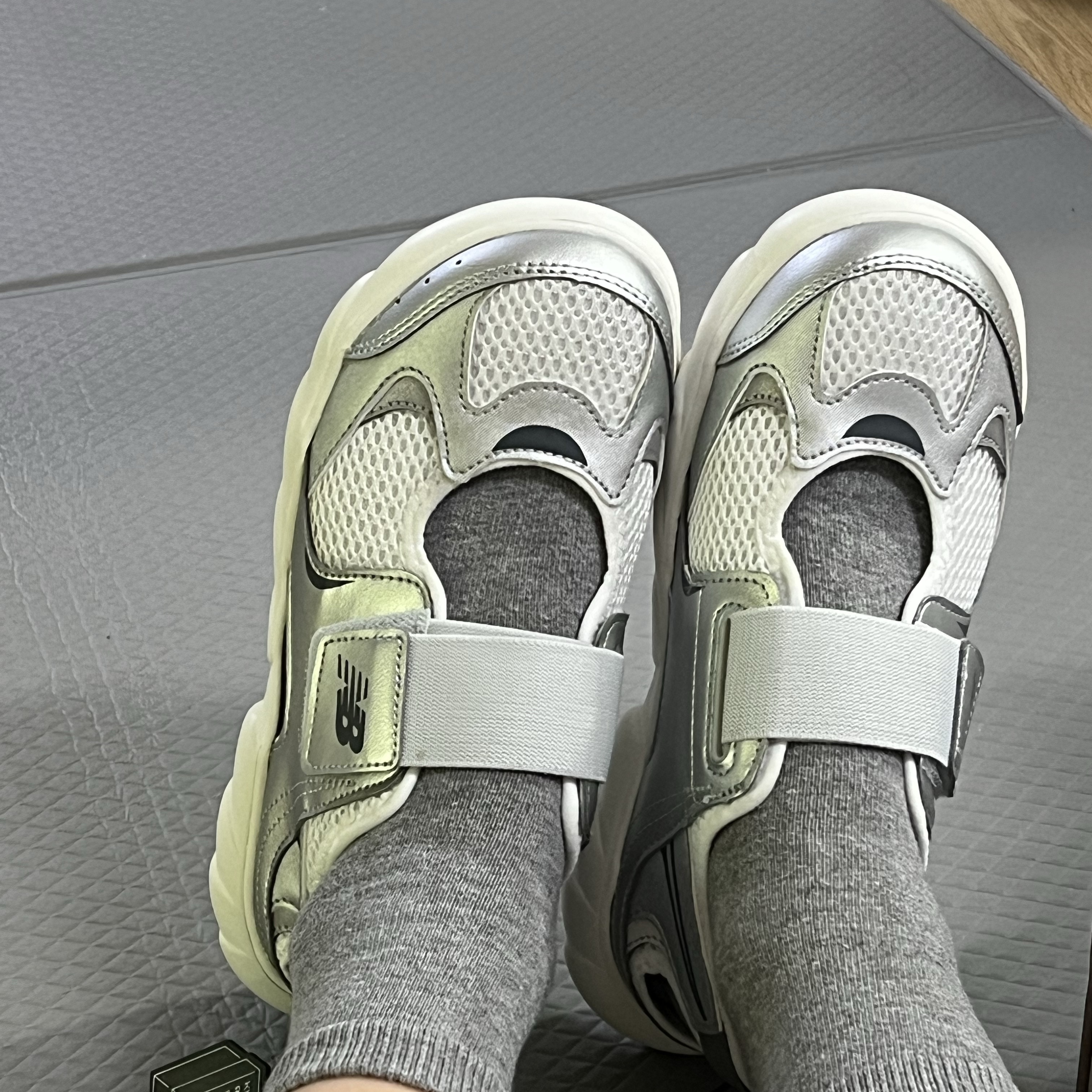 (Kids) New Balance Freedle 920 Sandal Silver 착용 스타일