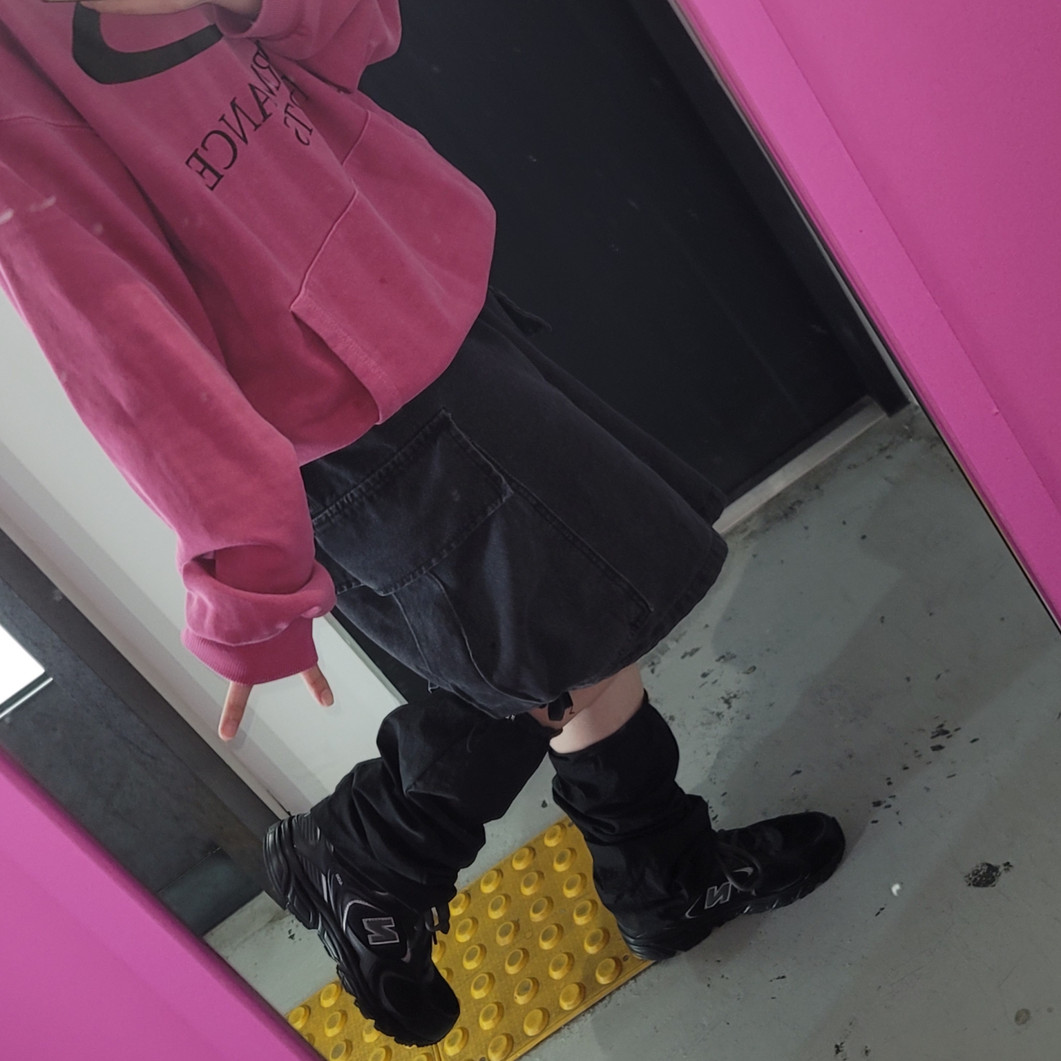 New Balance 408 Black 착용 스타일