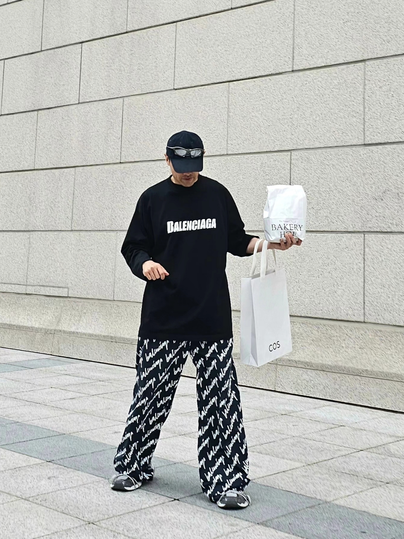 (W) Balenciaga Scribble Pyjama Pants White, Balenciaga Unity Snowboard Cap Navy Blue 착용 스타일 - 1