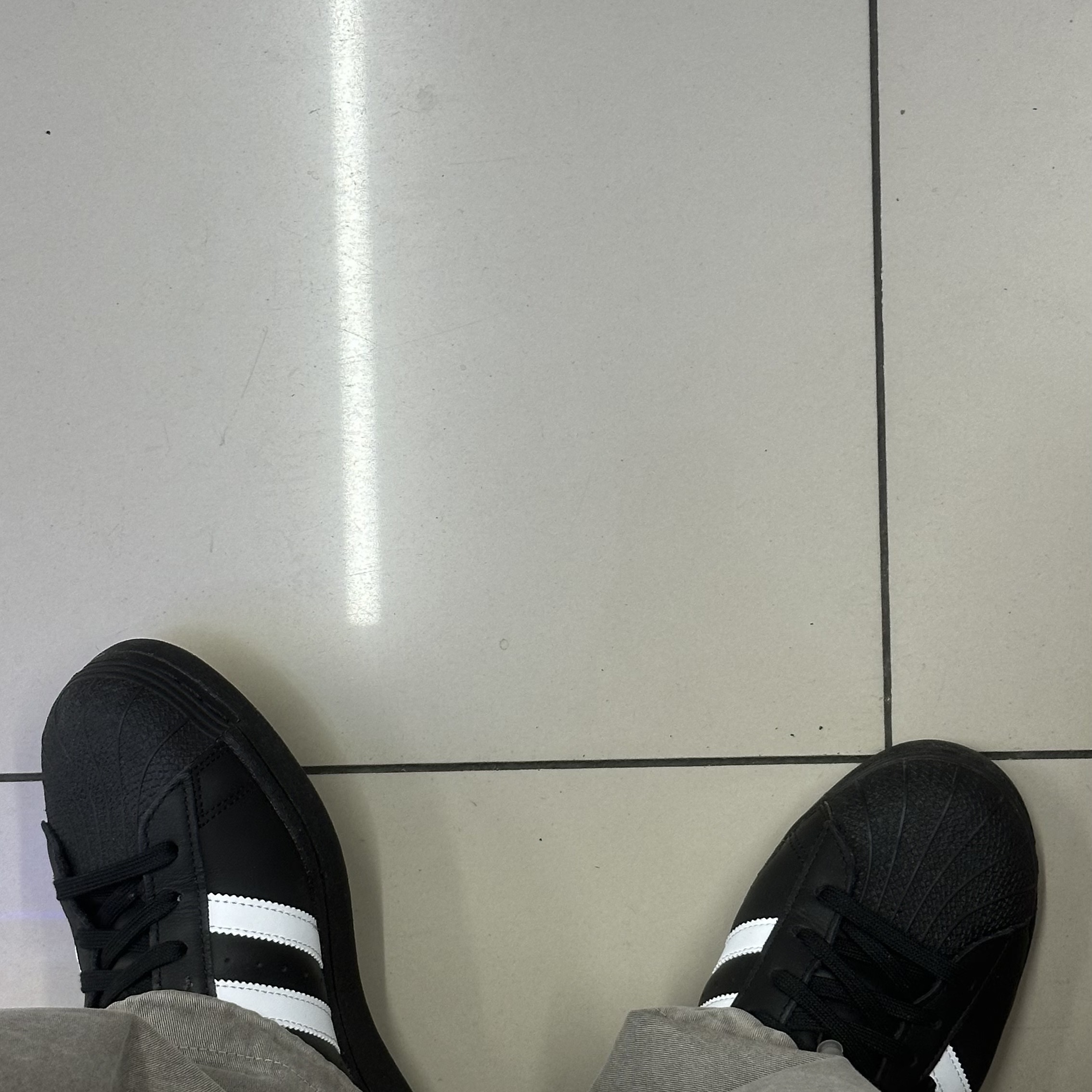 Adidas Superstar Core Black White 착용 스타일