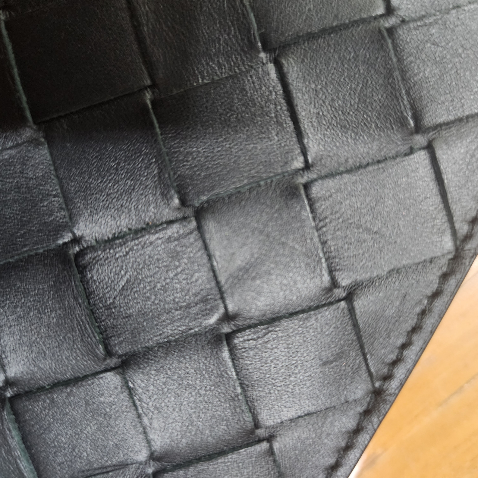Bottega Veneta Bi-Fold Wallet Black 착용 스타일 - 7