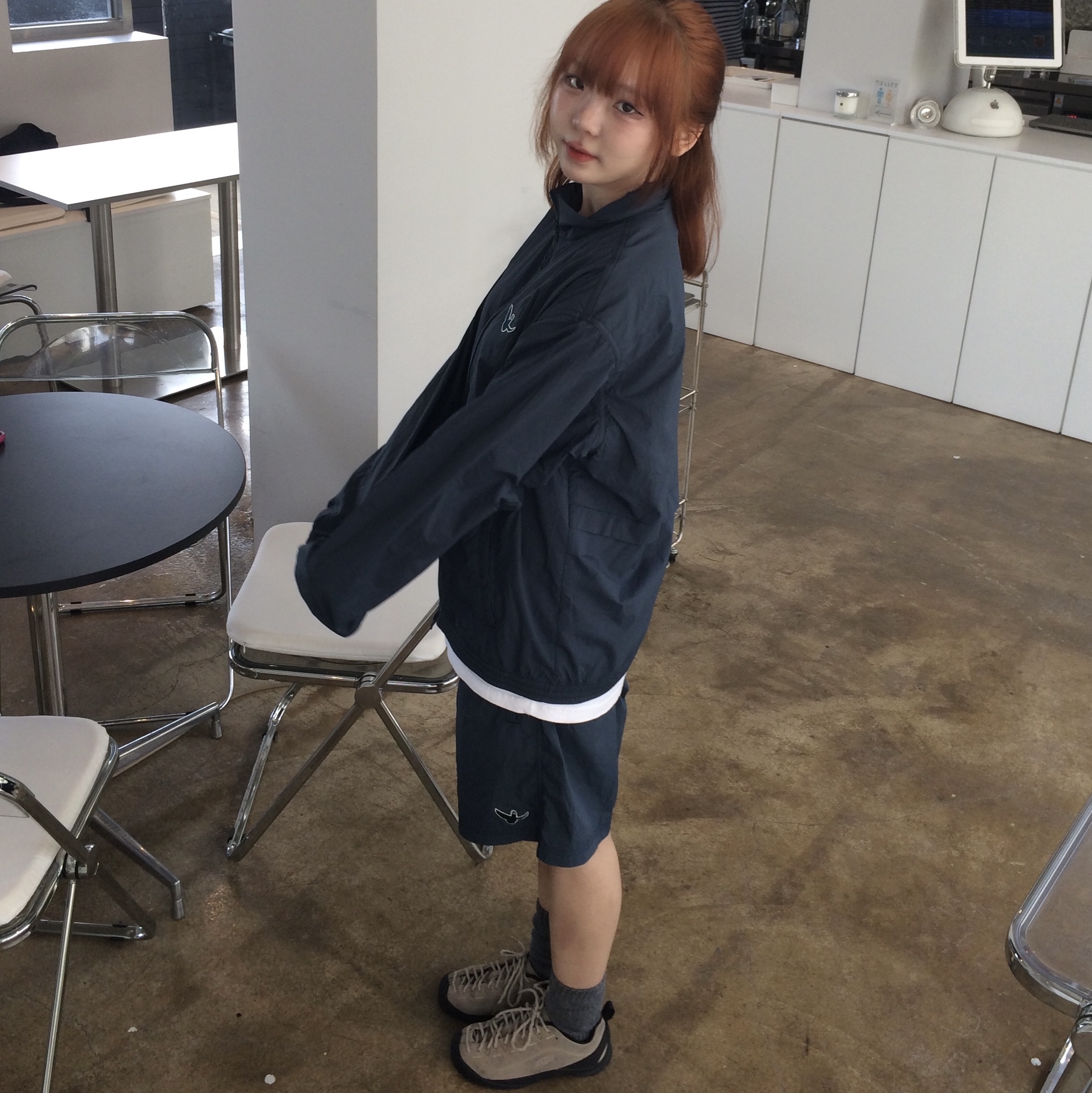 (W) Keen Jasper Suede Sneakers Silver Mink 착용 스타일 - 2