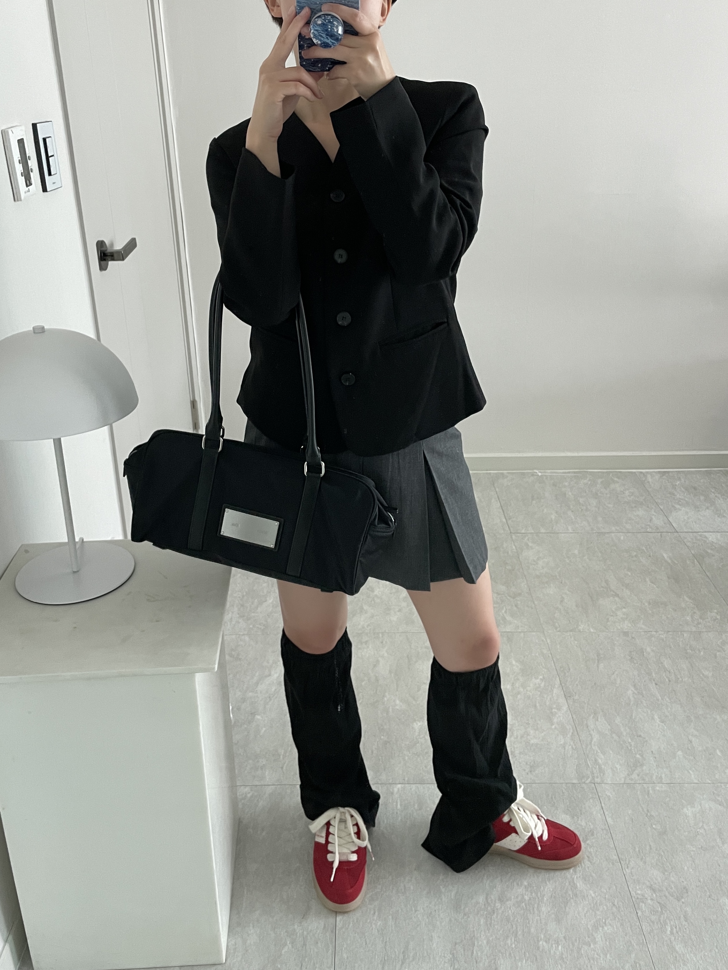 Matin Kim Sporty Tote Bag Black 착용 스타일