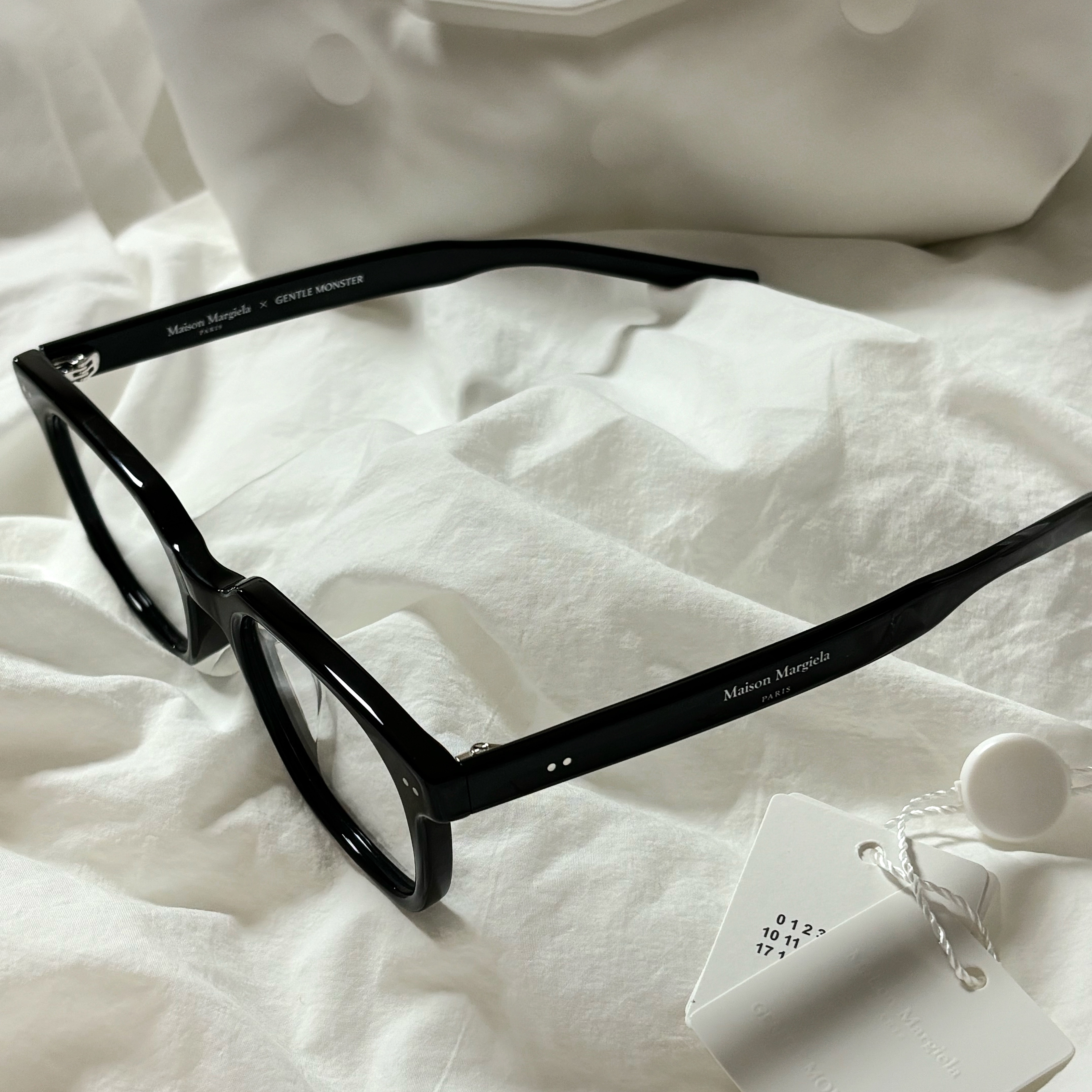 Gentle Monster x Maison Margiela MM117 Black Clear 착용 스타일 - 3