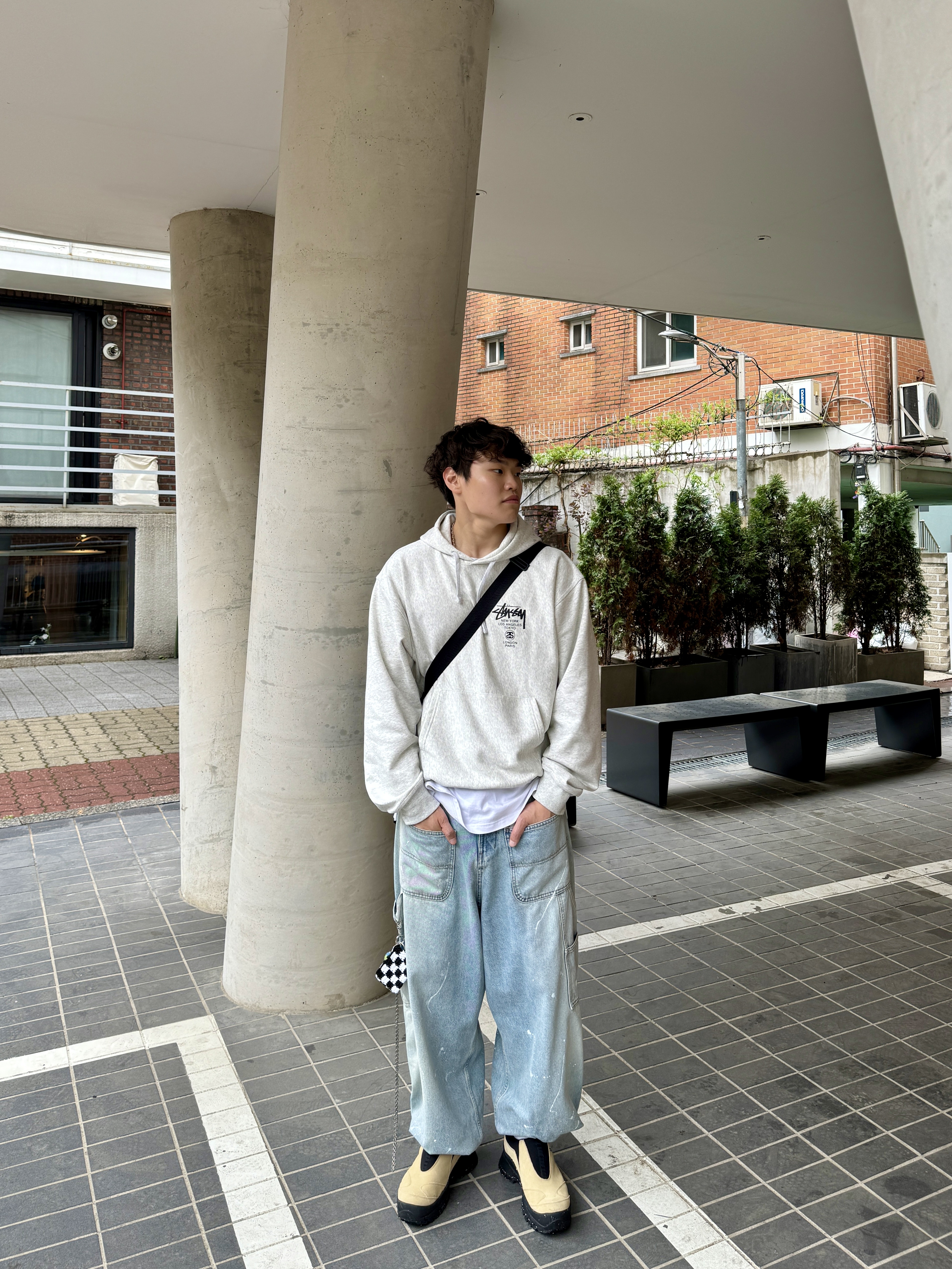 Stussy World Tour Hoodie Ash Heather 2023, Project G/R Backward Carpenter Pants Blue 착용 스타일 - 1