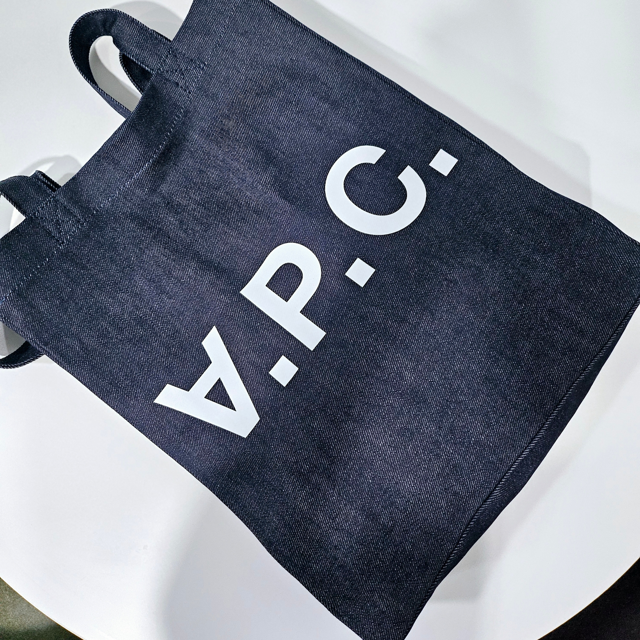 A.P.C. Laure Tote Bag Blue 착용 스타일