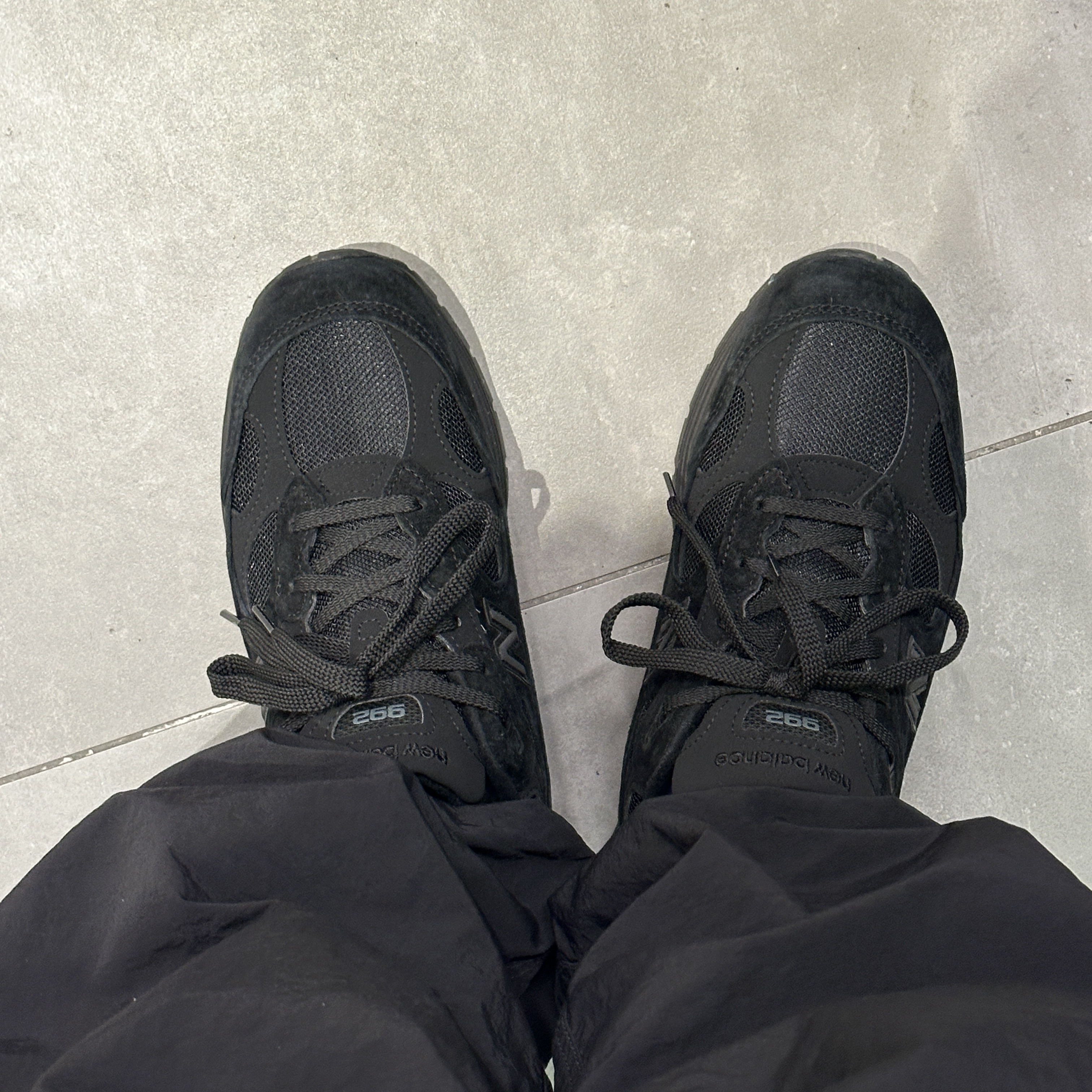 New Balance 992 Made in USA Triple Black 착용 스타일 - 2