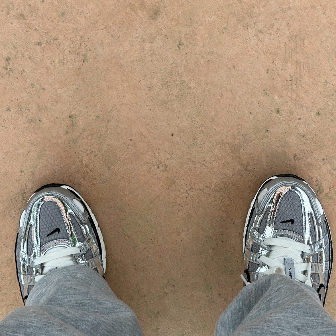 Nike P-6000 Metallic Silver 착용 스타일
