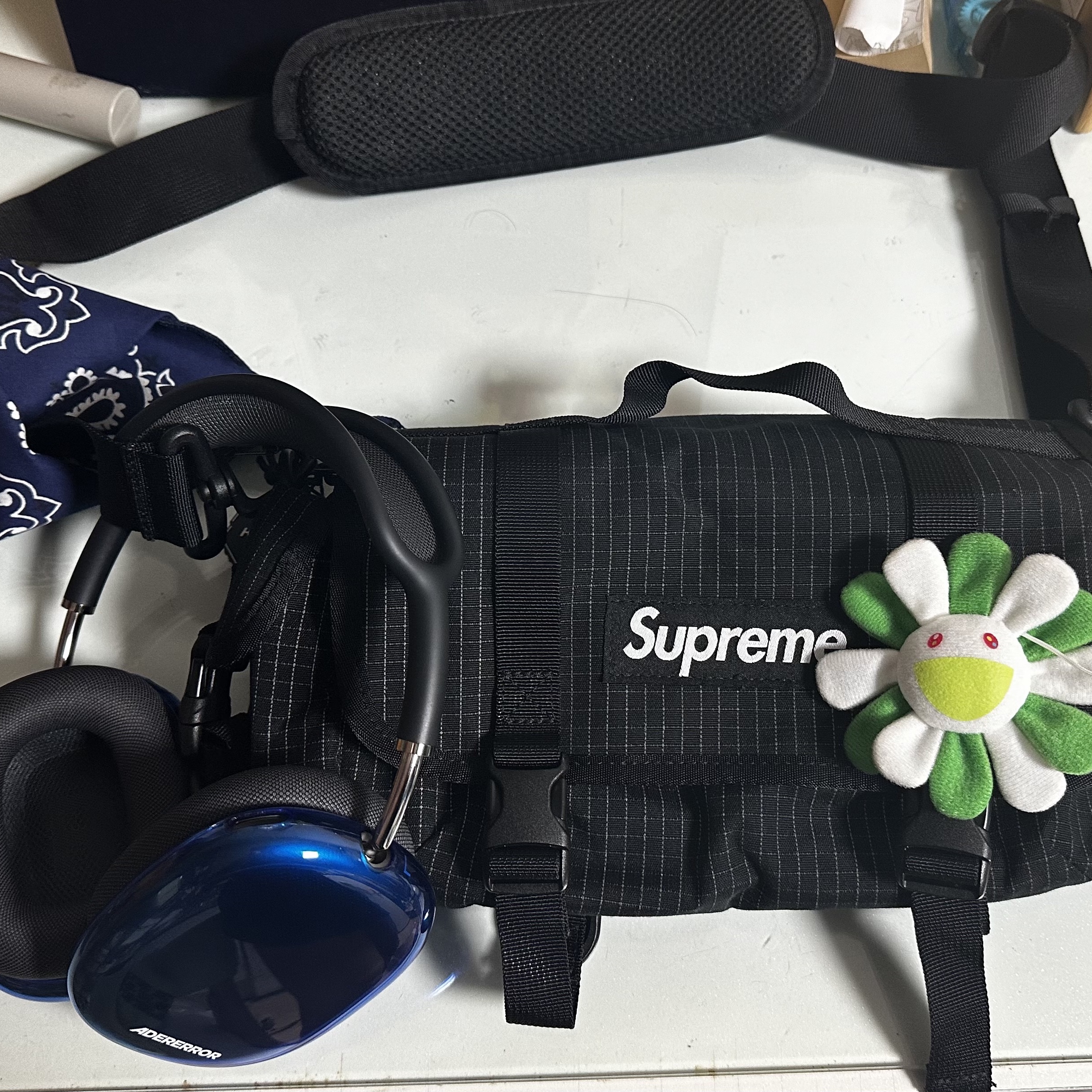 Supreme Mini Duffle Bag Black - 24SS 착용 스타일
