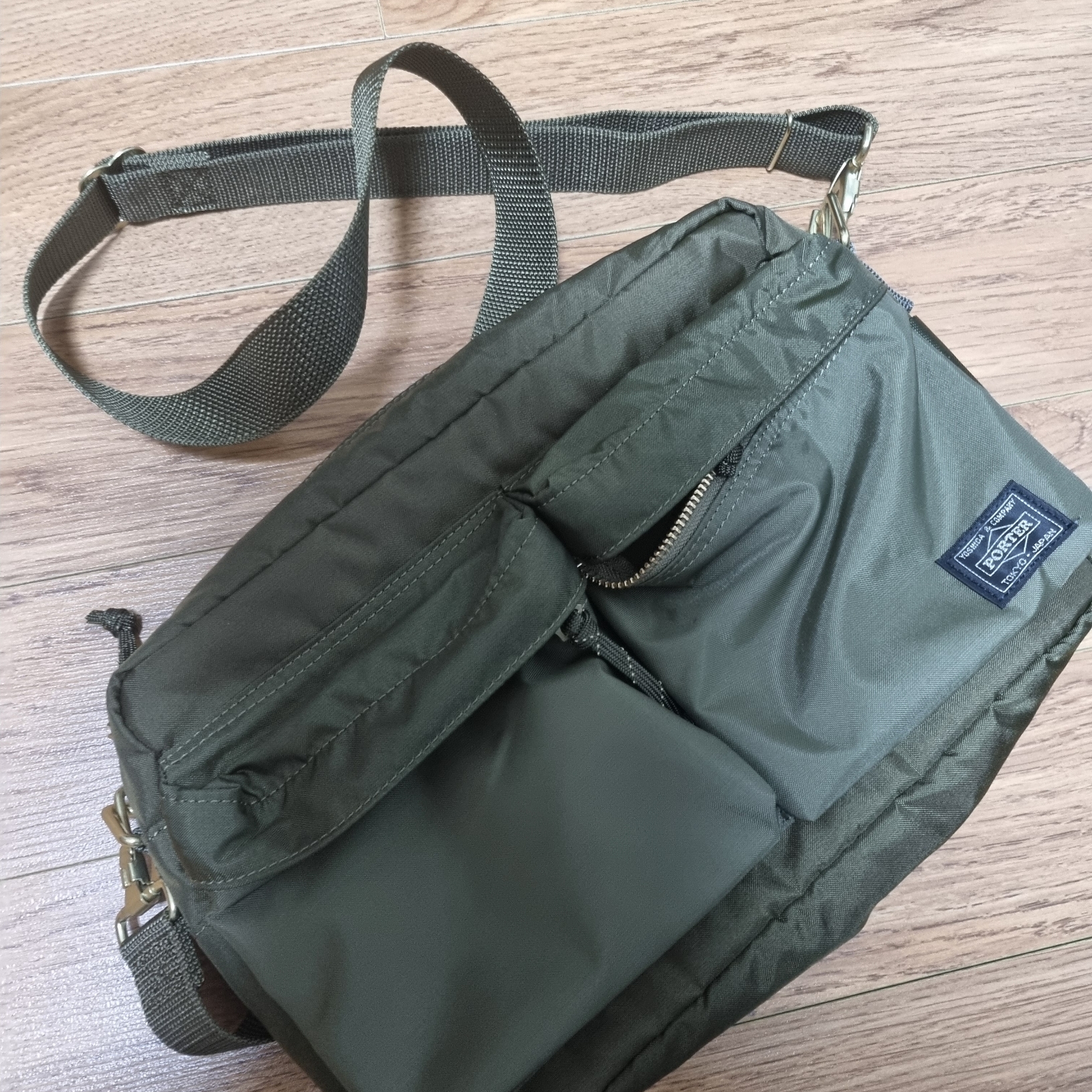 Porter Force Shoulder Bag S Olive Drab 착용 스타일