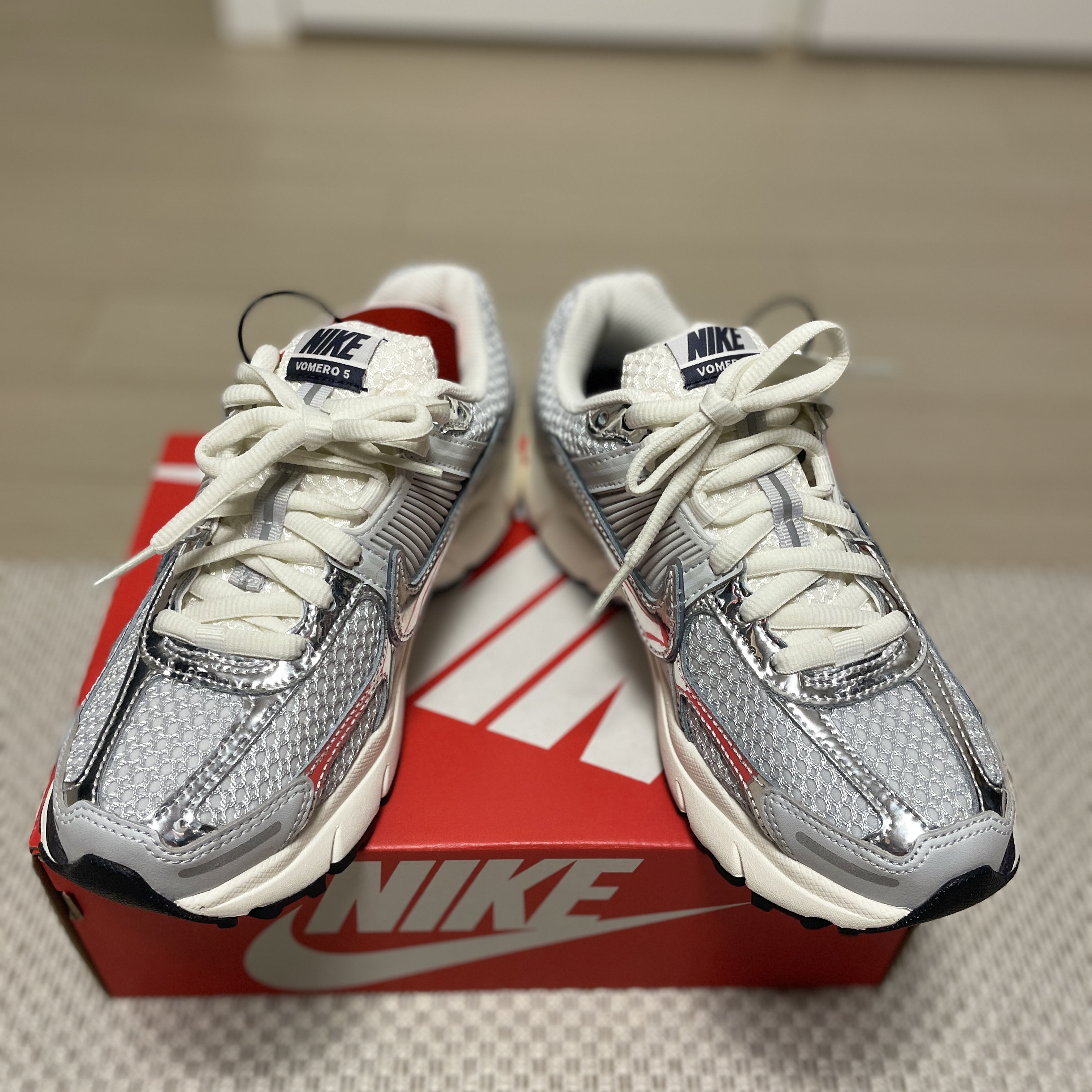 (W) Nike Zoom Vomero 5 Photon Dust and Metallic Silver 착용 스타일 - 3