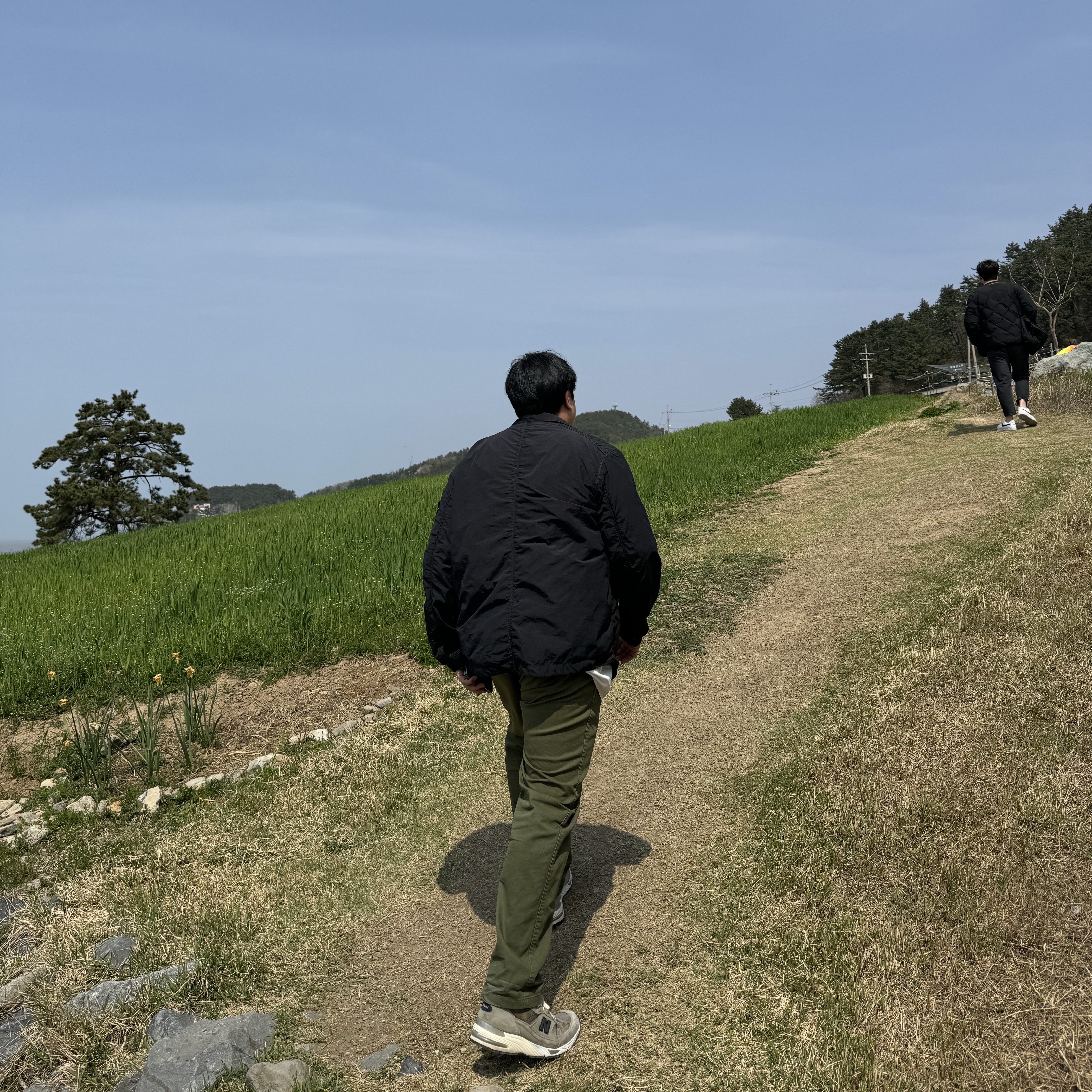 Stussy Camelot Pigment Dyed T-Shirt Natural, Stone Island 12402 Naslan Light Garment Dyed Hooded Overshirt Black - 22SS 착용 스타일 - 2