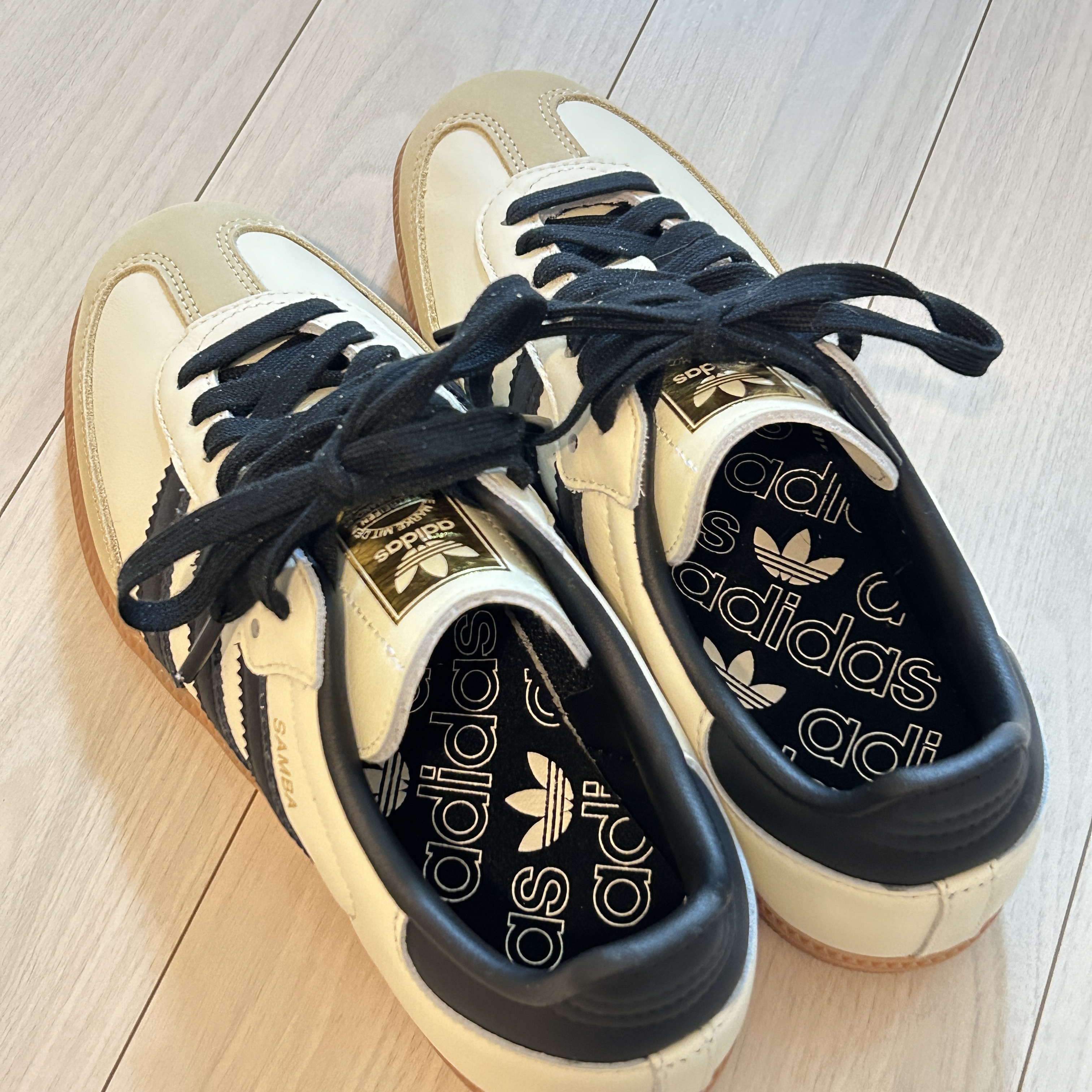 (W) Adidas Samba OG Cream White Core Black, (W) Adidas Gazelle Indoor Semi Blue Burst Almost Yellow 착용 스타일 - 2
