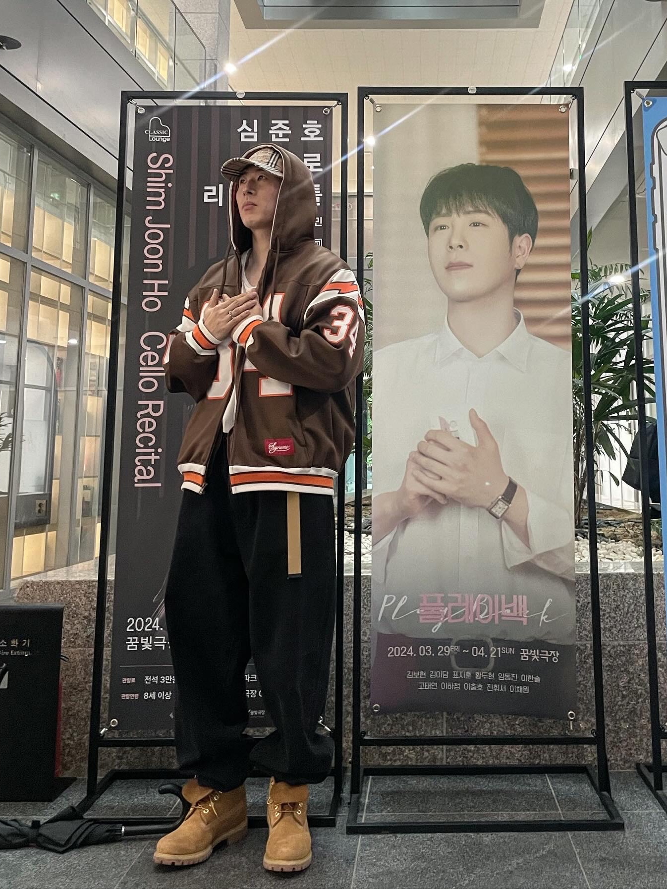 Supreme Baggy Jean Black - 24SS, Supreme Football Zip Up Hooded Sweatshirt Brown - 24SS 착용 스타일 - 1