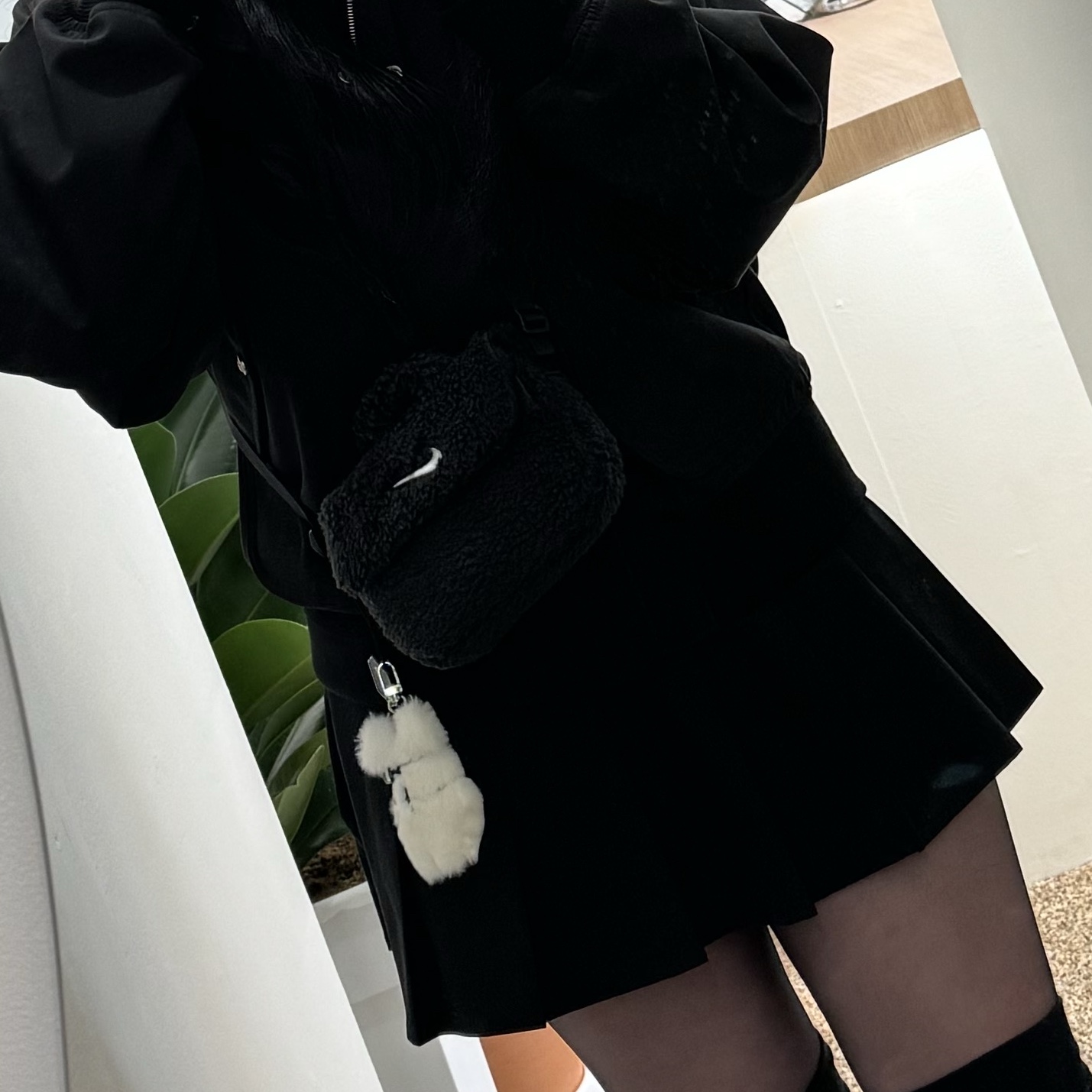 (Kids) Nike NSW Faux Fur Crossbody Bag Black 착용 스타일