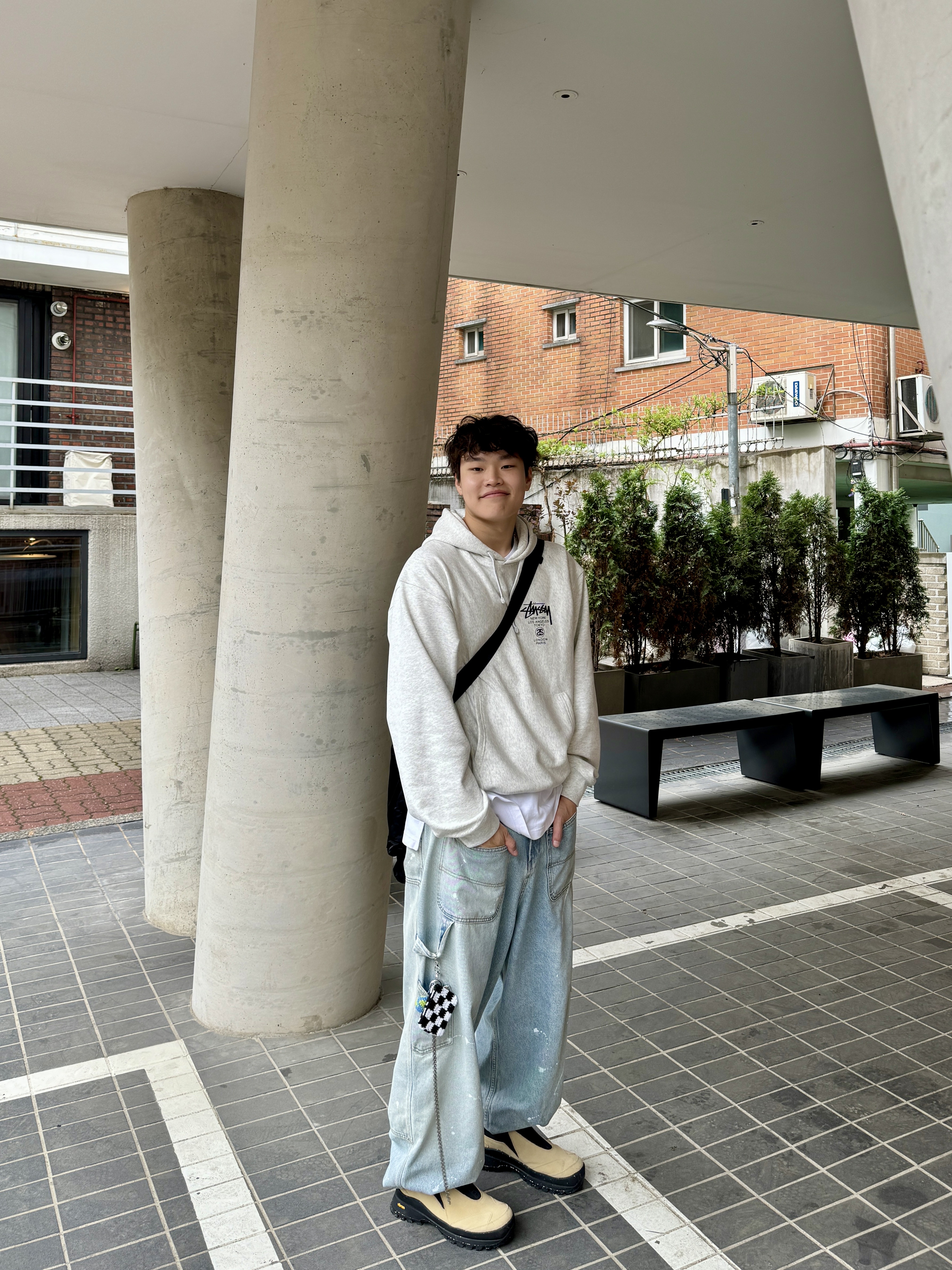 Stussy World Tour Hoodie Ash Heather 2023, Project G/R Backward Carpenter Pants Blue 착용 스타일 - 2